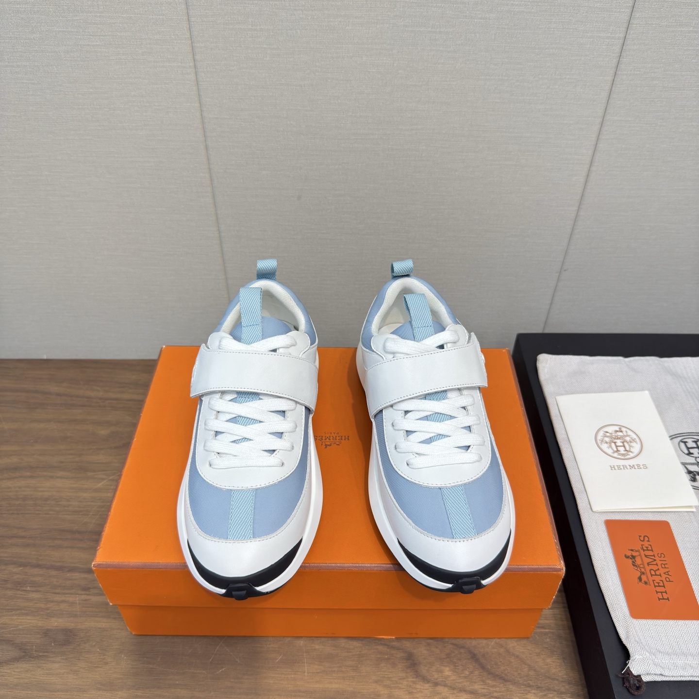 NO:543928,Hermes 25 new product Loop thick sole heightened casual sports shoes top version Men's model 10 uses imported cowhide imported suede hollow sports fashion upper full circle head layer calfskin without breaking atmospheric luxury Customized Double lifting design Outsole adopts foam shock absorbing midsole + TPU film double-layer combination Casual sports Fashion and versatile Super comfortable on the foot Size#35-45, women 41, men 45 custom made, casual shoes/sports shoes, hermes, sneakers, cowhide, chamois leather19860909爱马仕 25 新品 Loop 厚底增高 休闲 运动鞋 顶级版本 男款10 采用进口牛皮 进口麂皮镂空 运动时尚鞋面整圈头层小牛皮无断接大气奢华 定制 双提环设计 大底采用发泡减震中底+TPU底片双层组合 休闲运动 时尚百搭 上脚超级舒适 Size#35-45,女41,男45订做,休闲鞋/运动鞋,hermes,sneakers,cowhide,chamois leather,Women's Shoes