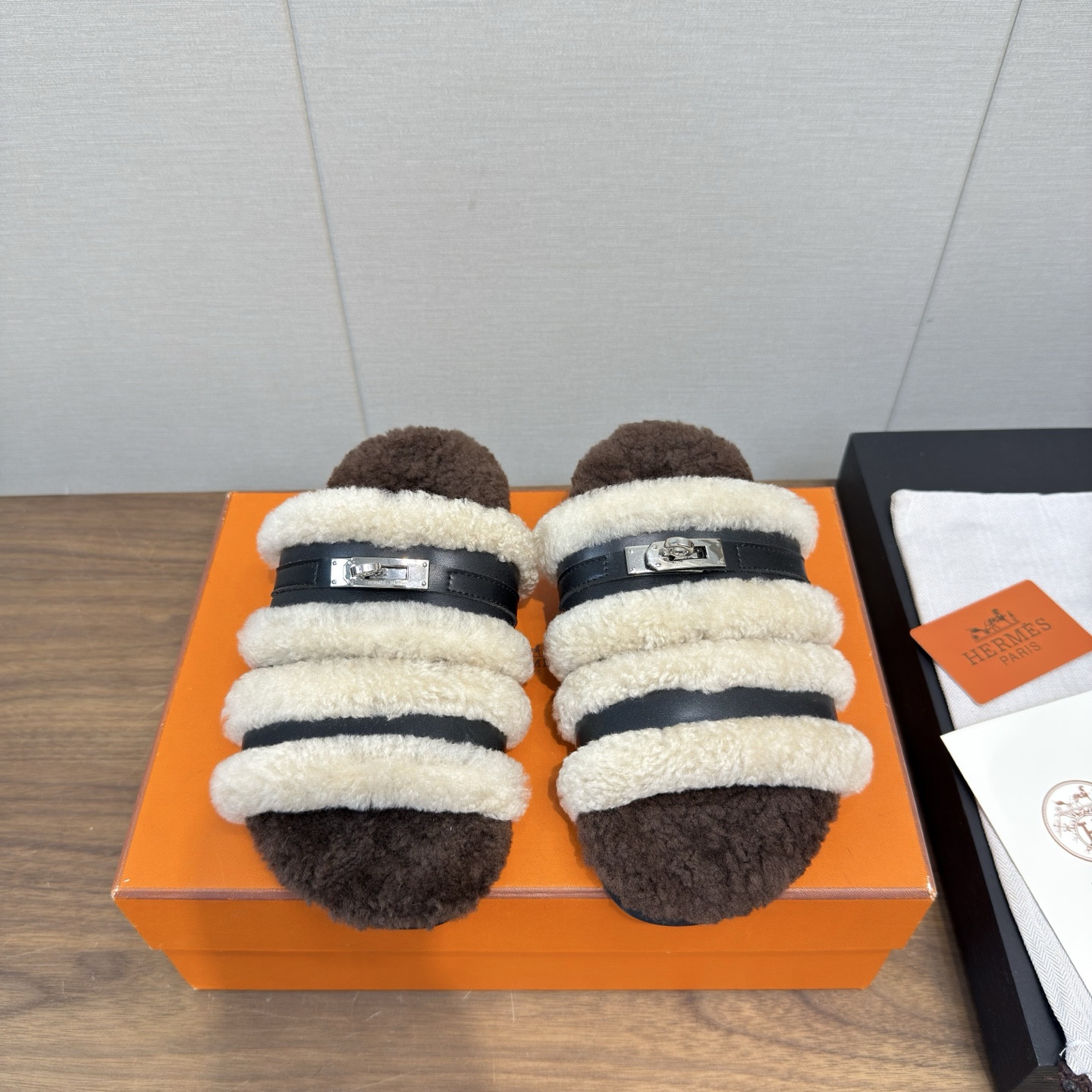 NO:543925,Hermes Hermès latest autumn and winter kelly wool slippers, super versatile, good-looking and fashionable, super popular celebrities, must-have for autumn and winter, casual, comfortable and high-end. Upper: imported sheep. Lining: imported wool lining. Feet: imported mixed sheepskin. Outsole: Tpu non-slip and wear-resistant outsole. Size 35-40 (customized in 40 pieces, non-returnable), fur shoes and slippers, hermes, hermes, slippers, sheepskin, sheep.19860909Hermes爱马仕最新秋冬kelly毛拖 超级百搭好看时髦 超多明星网红种草 秋冬必备 随意舒适高级感 鞋面:进口羊京 内里:进口羊毛里 垫脚:迸口混种羊皮 大底:Tpu防滑耐磨大底 Size35-40(40定做不退换),毛毛鞋拖鞋,hermes,hermes,slippers,sheepskin,sheep,Women's Shoes