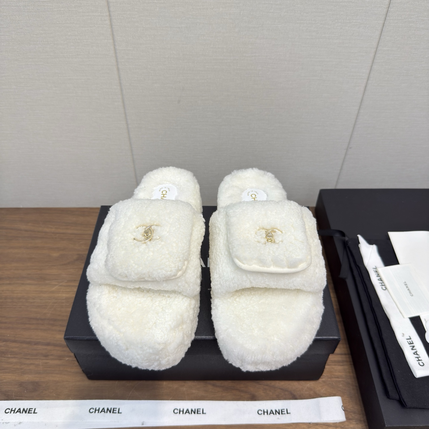 NO:543922,Chanel 25 Autumn and Winter Wool Drag Thick Sole Super Comfort Wool Drag Popular Style Pure Fur Integrated Lamb Wool!  Xiaoxiang Lg feels super warm, and it feels like stepping on a cloud, exquisite and high-end!  Let the price of this pair of hair increase sharply!  Very easy to wear without slipping, and the soles are thick and have excellent comfort!  Upper wool (fog and frost) Outsole leather outsole Size 35-40 (40. Custom made without return), fur shoes and slippers, chanel, slippers, Leather soles19860909Chanel 25 秋冬 毛毛拖 厚底 超舒服羊毛拖 流行风纯皮毛一体羔羊毛打造！小香Lg超温暖的感觉,穿上仿佛踩在云朵上,精致高级！让这双毛拖身价陡增！非常好穿不打滑,而且鞋底有一定厚度,舒适度极佳！ 鞋面羊毛（雾霜工艺） 大底真皮大底 码数35-40（40.定做不退换）,毛毛鞋拖鞋,chanel,slippers,Leather soles,Women's Shoes