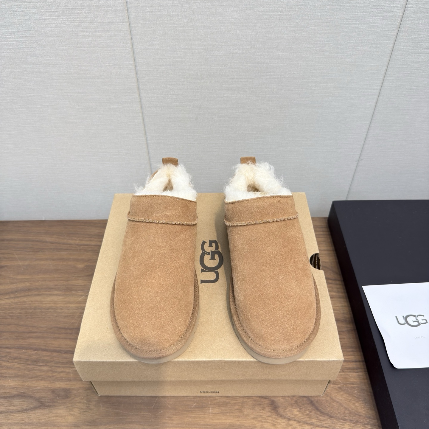 NO:543919,UGG 2025 autumn and winter new style, new series of loafers, Anslim mules, fashionable and comfortable, shallow mouth flat sole, casual loafers, classic fur leather with 10mm wool lining, shoe insole, fur collar, soft and comfortable, UGG classic hot embossed brand logo on the back, full texture, light rubber thin sole, non-slip, wear-resistant and comfortable, Size35-40, semi-dragged fur shoes, loafers, cowhide19860909UGG 2025秋冬新款 便鞋新生系列 安思丽穆勒鞋 时尚舒适浅口平底一脚蹬休闲乐福鞋  经典翻毛牛皮搭配10毫米羊毛里衬 鞋内底 翻毛领 茸软舒适 后侧饰有UGG经典热压花品牌徽标 质感满满 轻盈橡胶薄底 防滑耐磨且舒适 Size35-40,半拖毛毛鞋,loafers,cowhide,Women's Shoes