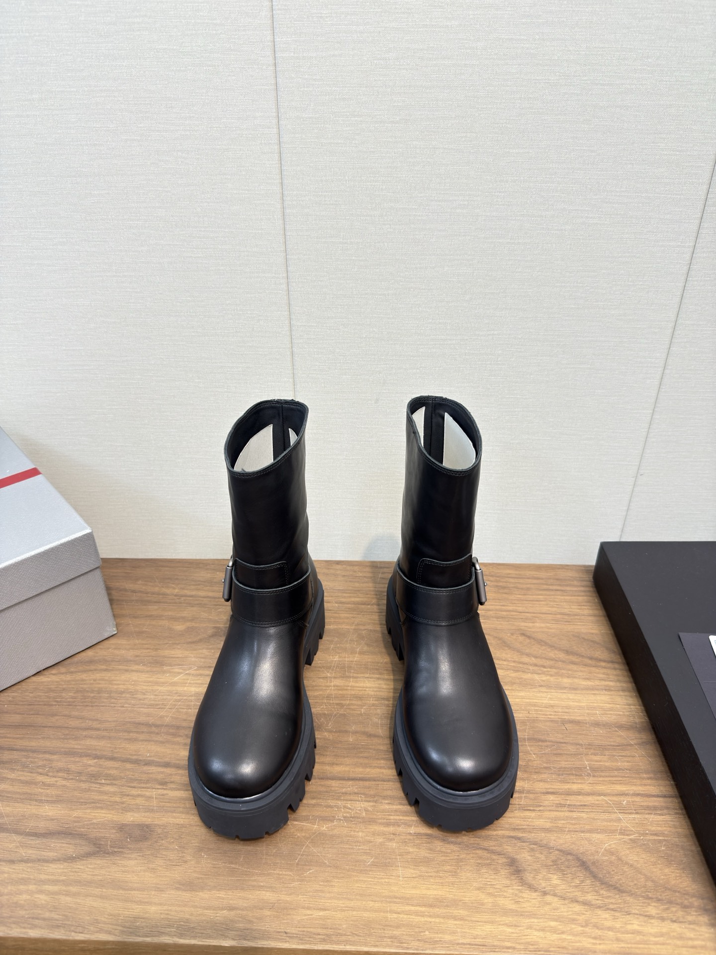 NO:543916,PRADA's latest autumn and winter triangle logo for women's boots with one foot. High version. Many celebrities and celebrities grow grass. The series that cannot be bought in winter is definitely the most popular this year. Simple upper design. The triangle logo embellishes with brand recognition. The details are full. The foot is atmospheric and makes the legs look thin. The height of the top sole is 5CM. The height is instantly raised. A perfect tool for height enhancement. The material is polished and waxed calfskin, the cow back velvet and high merceration. The inner water dyed cowhide. The original combination of rubber foamed sole is light and comfortable. Size35-40 (40. Custom made without return). Snow boots, prada, prada, boots, cowhide19860909PRADA 普拉达秋冬最新款三角标一脚蹬女靴 高版本 超多明星网红种草 冬天买不到的系列,绝对是今年的大爆款贼好看 简约的鞋面设计 极具品牌辨识度的三角标点缀 细节拉满 上脚大气显腿瘦气质这块刚好拿捏 大底高度5CM 瞬间拉高身高 妥妥的增高神器 材料擦色打腊小牛皮,牛反绒高丝光 内里水染牛皮里 大底原版组合橡胶发泡大底轻便舒适 Size35-40（40.订做不退换）,雪地靴,prada,prada,boots,cowhide,Women's Shoes