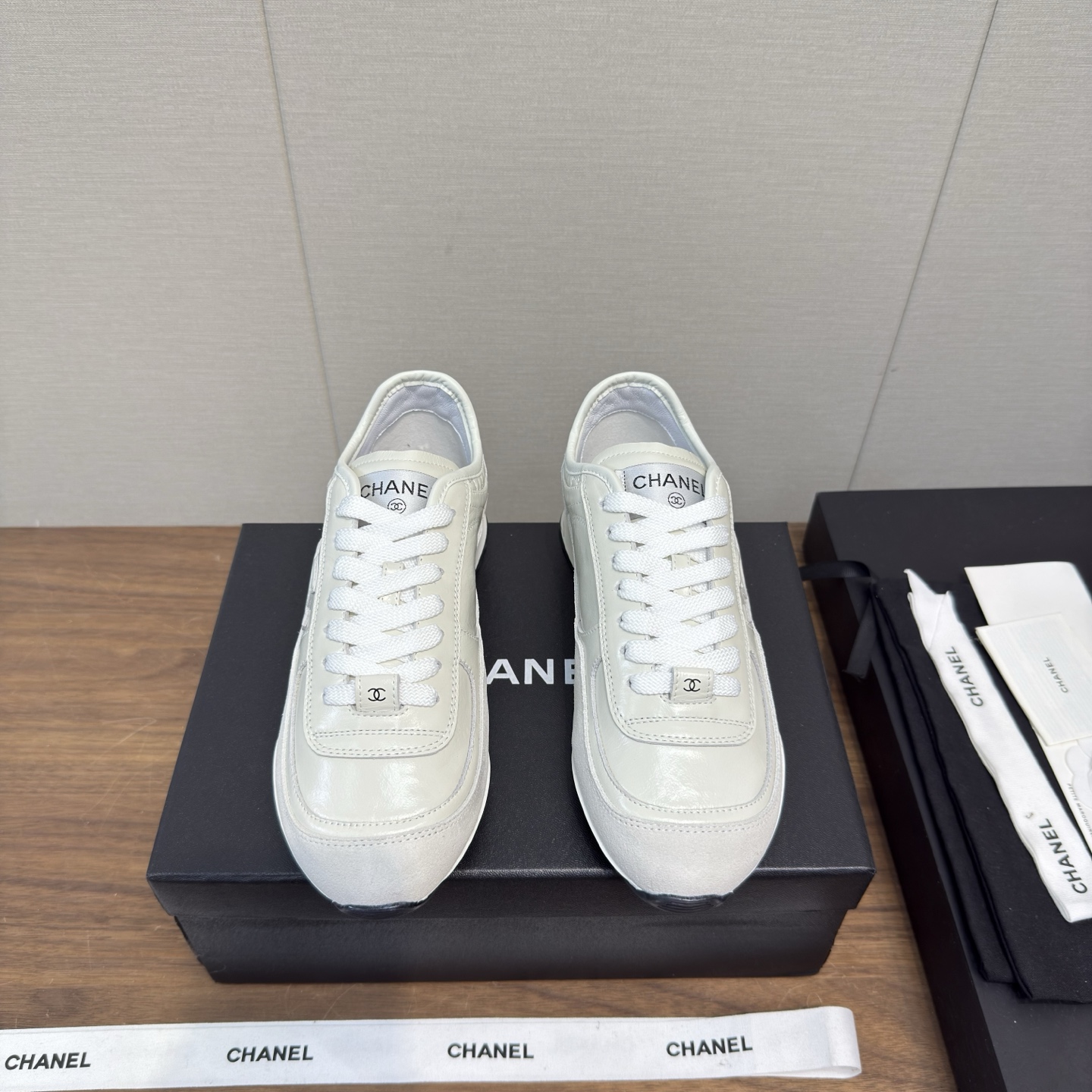 NO:543914,Chanel 25k new panda casual sneakers, German training shoes, top version, Xiaoxiang's casual sneakers this season, full of shit, super comfortable to wear, INS. Various social platforms, bursting wildly!  Classic design, various craftsmanship and electric embroidery styles on the upper, the sole is fashionable, light and sporty, and it is an extraordinary variety of panda shoes color matching elements. The delivery counter is exquisitely packaged. Fabric: imported high mercerized soft cowhide, original imported breathable net, sheepskin, sole original open mold TPU combination sole, sole thickness 2.5CM: women's 35-41, 40-41 customized, casual shoes/sports shoes, chanel, chanel, sneakers, cowhide, sheepskin19860909Chanel香奈儿25k 新款熊猫休闲运动鞋 德训鞋 顶级版本  小香这季休闲款运动鞋 踩屎感十足 上脚超舒服的,刷爆小红书 INS.各种社交平台,疯狂爆发！经典设计 鞋面多种工艺电绣的风格 大底却时尚轻盈运动 不平凡的拥入了多种熊猫鞋配色元素 配送专柜精美包装 面料:进口高丝光软牛皮 内里原版进口透气网,羊皮 鞋底原版开模TPU组合大底 底厚2.5CM Size: 女款35-41,40-41订做,休闲鞋/运动鞋,chanel,chanel,sneakers,cowhide,sheepskin,Women's Shoes