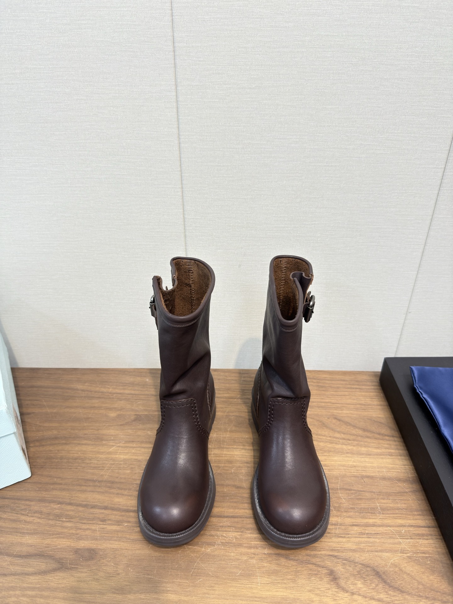 NO:543911,PRADA 25 new Prada autumn and winter, show, women's boots, high version, many celebrities and celebrities plant grass, series that can't be bought in winter, is definitely the most popular this year, simple upper design, very brand-recognizable triangle embellishment, full details, elegant feet, and slim legs, just right to grasp the height of the top sole height 5CM, instantly pulling up height, a magic tool for height enhancement, material rub color, waxed calfskin, cow back velvet high mercerization, water dyed cowhide, original combination of rubber foamed sole, light and comfortable Size35-40 (40. Custom made, no return or exchange), boots, prada, prada, boots, cowhide19860909PRADA 25新款普拉达秋冬 走秀 一脚蹬女靴 高版本 超多明星网红种草 冬天买不到的系列,绝对是今年的大爆款贼好看 简约的鞋面设计 极具品牌辨识度的三角标点缀 细节拉满 上脚大气显腿瘦气质这块刚好拿捏 大底高度5CM 瞬间拉高身高 妥妥的增高神器 材料擦色打腊小牛皮,牛反绒高丝光 内里水染牛皮里 大底原版组合橡胶发泡大底轻便舒适 Size35-40（40.订做不退换）,靴子,prada,prada,boots,cowhide,Women's Shoes