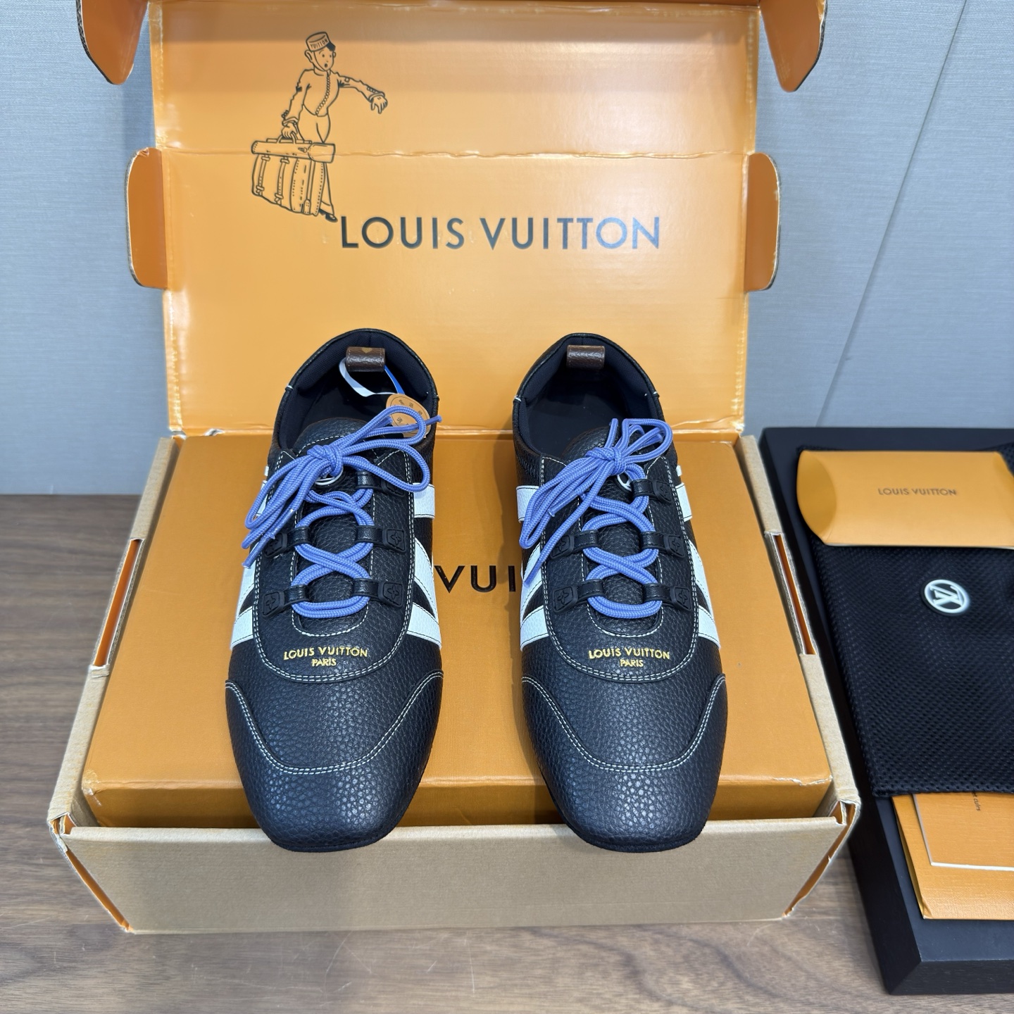 NO:543933,Louis Vuitton Louis Vuitton donkey brand spring and summer Sneakerina series ballet sneakers German training shoes casual slippers couples high-version packaging / men's 50 perfect replica Sneakerina ballet style sneakers shaping smooth lines with silky suede leather, combining the light configuration of ballet shoes and the comfortable texture of sneakers. Side LV logo and Monogram canvas rear straps are rich in details, Sacchetto craftsmanship and TPU outsole upgraded soft wear experience Sole thickness 1.5CM Fabric: original custom imported head layer cowhide inner original custom breathable mesh sole original open mold injection molding TPU material Size 35-41 for women, men's model 39-45 for women 40.41.45 for women, casual shoes/sports shoes, louis  vuitton, louis vuitton, louis vuitton, louis vuitton, sneakers, cowhide19860909Louis Vuitton路易威登驴牌春夏Sneakerina系列 芭蕾运动鞋 德训鞋 休闲便鞋 情侣款 高版本包装 /男款50 完美复刻Sneakerina 芭蕾风运动鞋以丝滑绒面牛皮革塑造流畅线条 兼具芭蕾舞鞋的轻盈构型和运动鞋的舒适质感. 侧面 LV 标识和Monogram 帆布后袢带丰富细节,Sacchetto 工艺和 TPU 外底升级轻柔穿着体验 底厚1.5CM 面料:原版定制进口头层牛皮 内里原版定制透气网里鞋底原版开模注塑TPU材质 码数女35-41,男款39-45 ,女40.41.45订做,休闲鞋/运动鞋,louis vuitton,louis vuitton,louis vuitton,louis vuitton,sneakers,cowhide,Women's Shoes