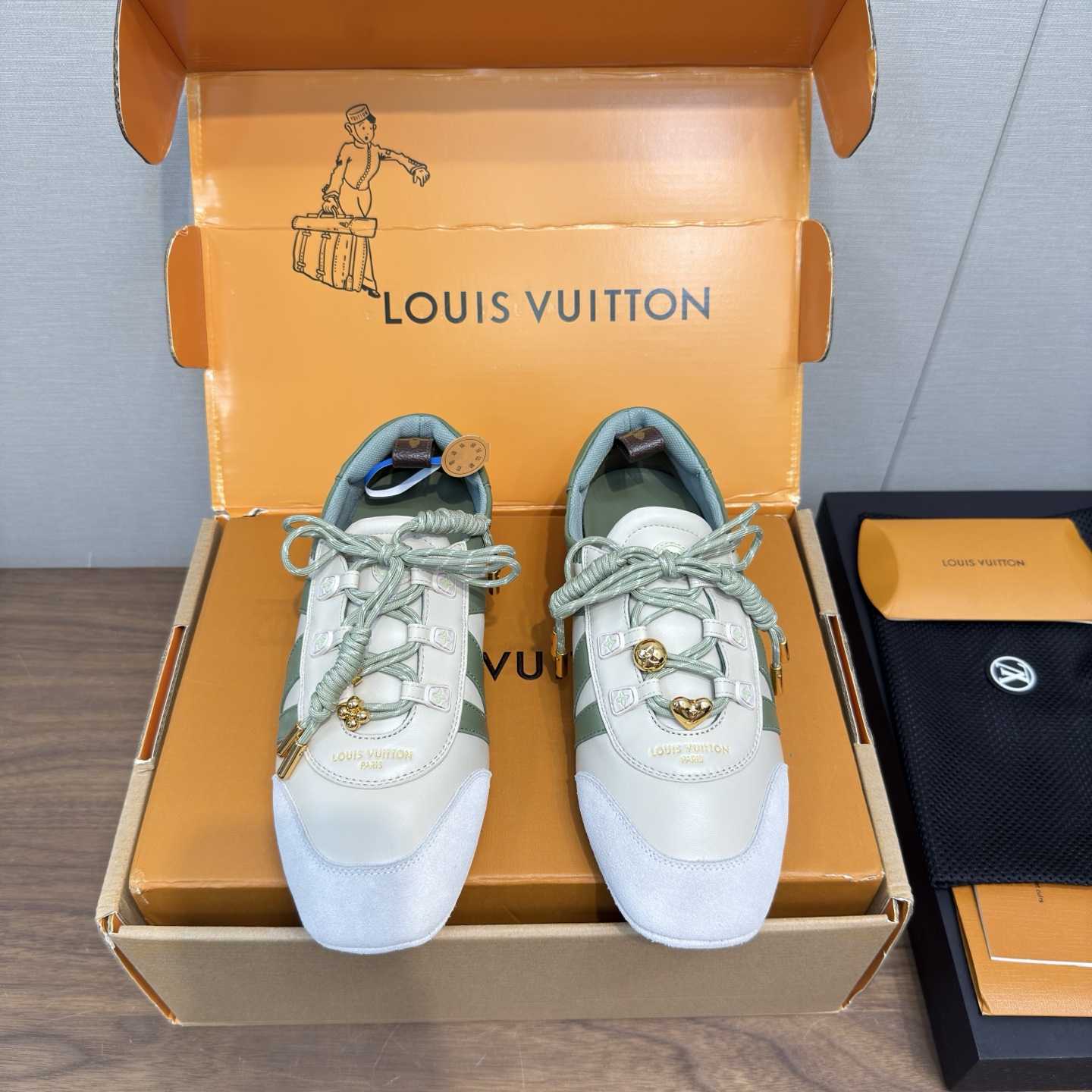 NO:543936,Louis Vuitton Louis Vuitton donkey brand spring and summer Sneakerina series ballet sneakers German training shoes casual slippers couples high-version packaging accessories men's 50 perfect replica Sneakerina ballet style sneakers shaping smooth lines with silky suede cowhide leather, combining the light configuration of ballet shoes and the comfortable texture of sneakers. Side LV logo and Monogram canvas rear straps are rich in details, Sacchetto craftsmanship and TPU outsole upgraded soft wear experience Sole thickness 1.5CM Fabric: original custom imported head layer cowhide inner original custom breathable mesh sole original open mold injection molding TPU material Size 35-41 for women, men's model 39-45 for women 40.41.45 for women, casual shoes/sports shoes, louis  vuitton, louis vuitton, louis vuitton, louis vuitton, sneakers, cowhide19860909Louis Vuitton路易威登驴牌春夏Sneakerina系列 芭蕾运动鞋 德训鞋 休闲便鞋 情侣款 高版本包装 饰品 男款50 完美复刻Sneakerina 芭蕾风运动鞋以丝滑绒面牛皮革塑造流畅线条 兼具芭蕾舞鞋的轻盈构型和运动鞋的舒适质感. 侧面 LV 标识和Monogram 帆布后袢带丰富细节,Sacchetto 工艺和 TPU 外底升级轻柔穿着体验 底厚1.5CM 面料:原版定制进口头层牛皮 内里原版定制透气网里鞋底原版开模注塑TPU材质 码数女35-41,男款39-45 ,女40.41.45订做,休闲鞋/运动鞋,louis vuitton,louis vuitton,louis vuitton,louis vuitton,sneakers,cowhide,Women's Shoes