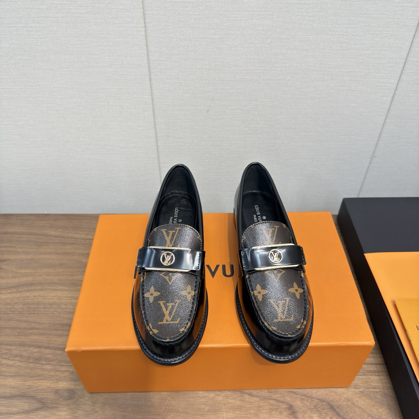 NO:543930,Louis Vuitton ss25 new arrival Donkey brand series one-piece loafers Mary Zhen flat shoes single shoes Simple and exquisite, full of high-end feel, showing elegant temperament ~ super beautiful on the feet, full of summer beautiful shoes, cowhide cowhide patent leather, presbyopia leather, inner lining, outsole imported from Italy double-layer genuine leather outsole size 35-41 (41 custom made without return or exchange), loafers, louis vuitton, louis vuitton, loafers, mary jane, flats, cowhide, sheepskin, Leather soles19860909Louis Vuitton ss25 new arrival  驴牌系列一脚蹬乐福鞋玛丽珍平底鞋单鞋 简约精致,高级感满满,尽显优雅气质～上脚超好看,拉满了夏日美鞋的绝绝子 鞋面牛皮牛漆皮老花皮 内里羊皮内里 大底意大利进口双层真皮大底 码数35-41（41订做不退换）,乐福鞋,louis vuitton,louis vuitton,loafers,mary jane,flats,cowhide,sheepskin,Leather soles,Women's Shoes