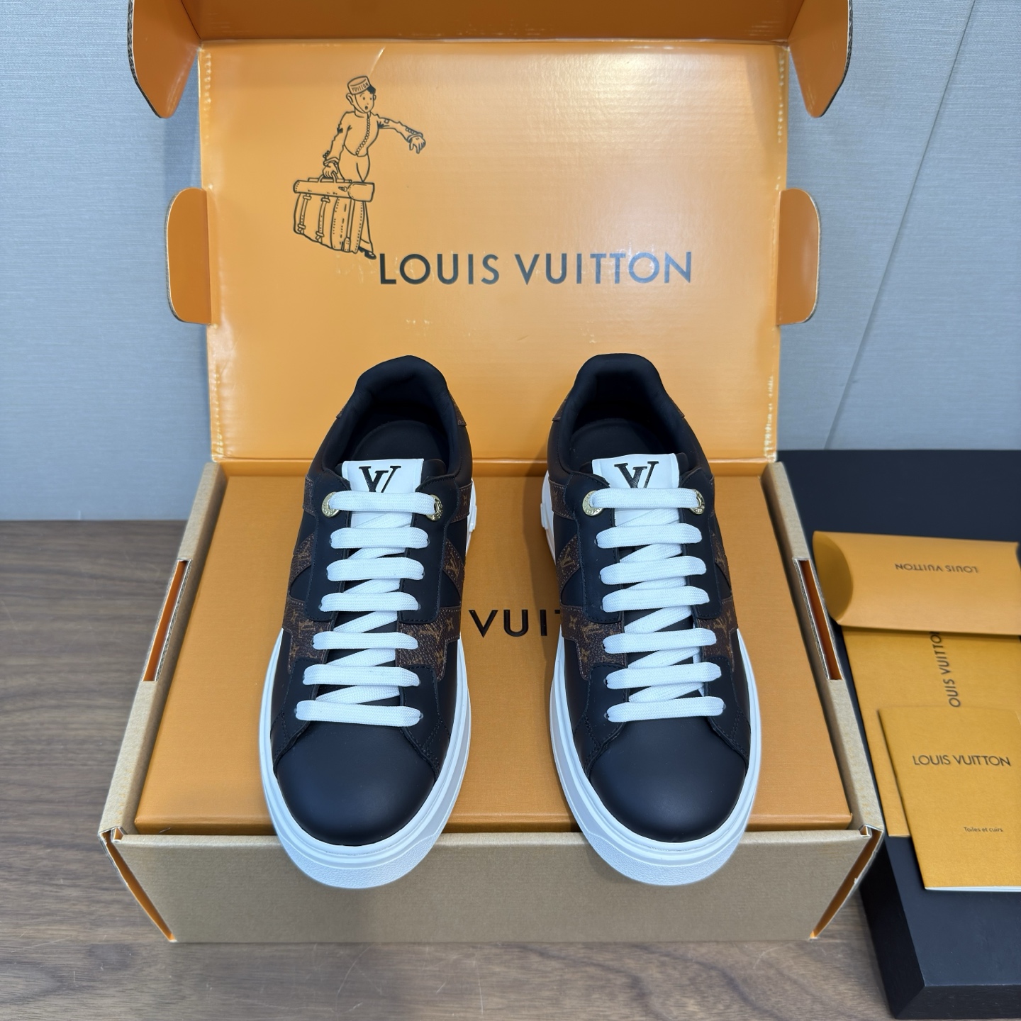 NO:543924,LV donkey brand 25 new colors Time Out series Embossed Embossed Pendant Casual White Shoes Sports Shoes High-version Original Purchase and development Made this model Time Out sports shoes spliced ​​cowhide leather and Monogram denim fabric echo the seasonal leather goods series. The denim luggage tag is fixed to the upper through leather straps, demonstrating the travel heritage of Louis Vuitton. The dazzling inscription eyelets and the brand logo embossed on the tongue adds exquisite details. The delivery counter is exquisitely packaged. Fabric: original imported cowhide leather, original custom soft sheepskin, original open mold TPU anti-slip sole, 4CM thick sole, 35-40 (customized 41), casual shoes/sports shoes, louis vuitton, louis vuitton, louis  vuitton,sneakers,cowhide,sheepskin19860909LV驴牌 25新色 Time Out 系列 压花 浮雕 吊坠 休闲 小白鞋 运动鞋 高版本 原版购入开发 做货 本款 Time Out 运动鞋拼接牛皮革与 Monogram 丹宁布,与当季皮具系列遥相呼应.丹宁布行李牌通过皮革饰带固定于鞋面,彰显路易威登的旅行传承.耀目铭纹孔眼与鞋舌处品牌标识压纹增添考究细节 配送专柜精美包装 面料:原版进口头层牛皮 内里原版定制柔软羊皮 鞋底原版开模TPU防滑大底 底厚4CM Size:女款35-40（定制41）,休闲鞋/运动鞋,louis vuitton,louis vuitton,louis vuitton,sneakers,cowhide,sheepskin,Women's Shoes