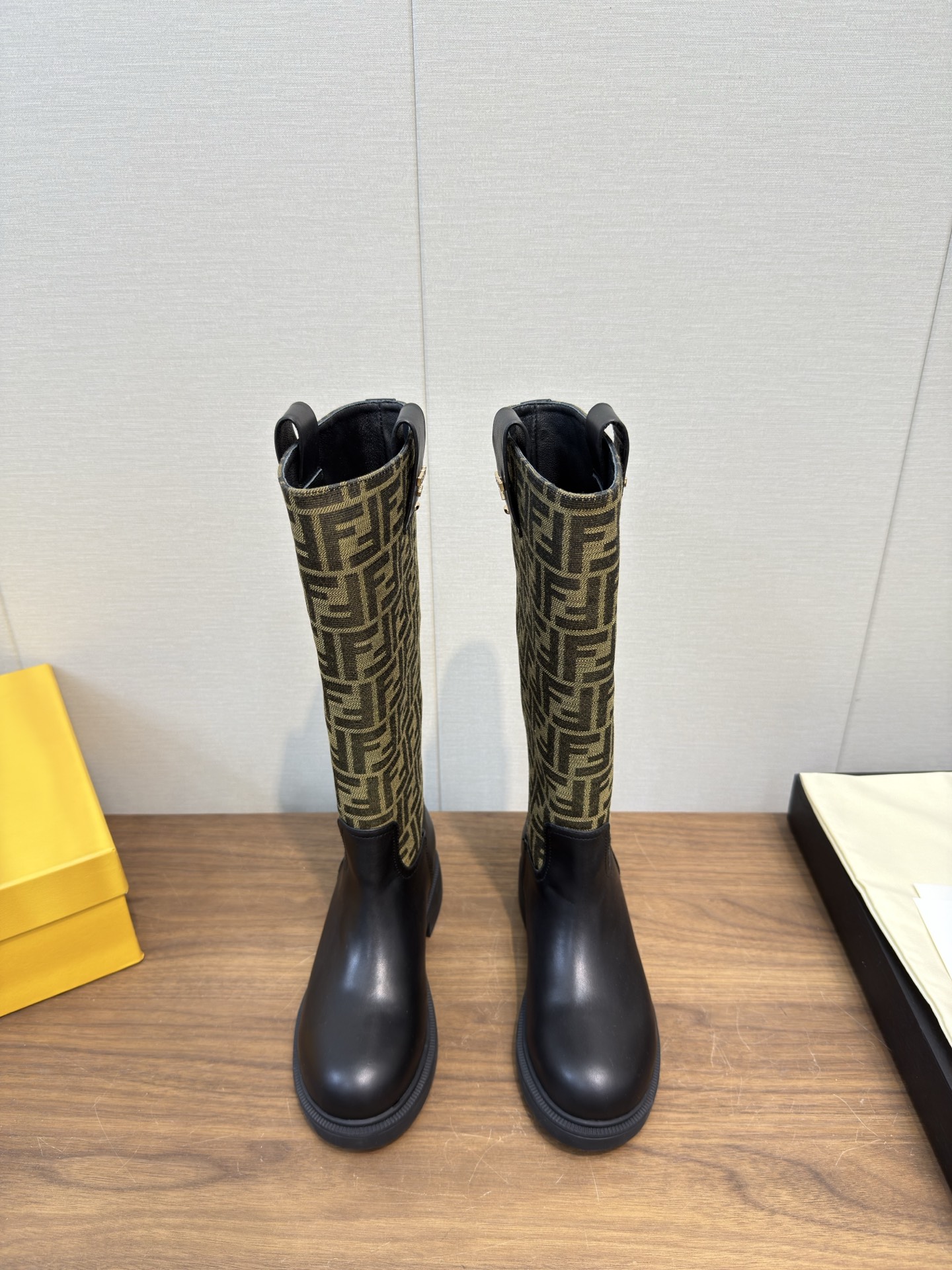NO:543910,FENDI 2025 ss autumn and winter new mid-boot straight boots, high boots, long boots, old-fashioned cloth, FENDI has beautiful boots again. The top layer of cowhide fabric is matched with F-class presbyterian, cowhide embossed, cowhide position full oil edge, back bag high-circular embossing, the motorcycle shape is fashionable and avant-garde, sheepskin on the feet, the inner sheepskin, wear-resistant velvet combination, the thickness of the big sole, the thickness of the 3.5CM of the original set is very good, and the fried chicken on the feet makes you look slim!  A must-have item for winter!  35-41, 40.41 Customized non-return and exchange, boots, fendi, fendi, fendi, fendi, boots, cowhide, sheepskin19860909FENDI芬迪2025 ss秋冬新款中靴直筒靴 高筒靴 长靴 老花布 芬迪又出美靴啦 头层牛皮面料搭配F家经典老花、牛绒压花 牛皮位全油边、后包高周波压印 机车造型时尚前卫,上脚非常舒适、内里羊皮 耐磨绒组合大底、大底厚度3.5CM原版全套极好看,上脚炒鸡显瘦呀！ 冬季必备决绝子单品！ 码数35-41,40.41订做不退换,靴子,fendi,fendi,fendi,boots,cowhide,sheepskin,Women's Shoes