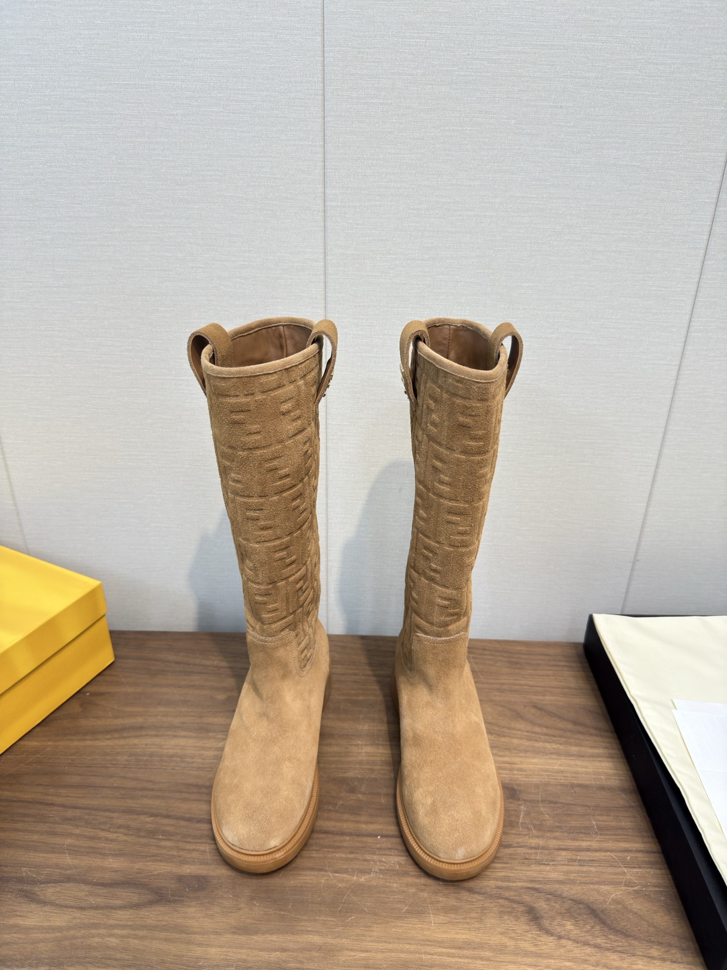 NO:543913,FENDI 2025 ss autumn and winter new mid-boot straight boots, high boots, long boots, reverse velvet, FENDI has beautiful boots again. The top layer of cowhide fabric is matched with F-class classic presbyterian, cowhide embossed, cowhide position full oil edge, and high-circular embossed rear bag. The motorcycle has a fashionable and avant-garde shape, very comfortable on the feet, inside sheepskin, wear-resistant velvet combination, large sole thickness 3.5CM original set is very good, fried chicken on the feet to make you look slim!  A must-have item for winter!  35-41, 40.41 Customized non-return and exchange, boots, fendi, fendi, fendi, fendi, boots, cowhide, sheepskin19860909FENDI芬迪2025 ss秋冬新款中靴直筒靴 高筒靴 长靴 反绒 芬迪又出美靴啦 头层牛皮面料搭配F家经典老花、牛绒压花 牛皮位全油边、后包高周波压印 机车造型时尚前卫,上脚非常舒适、内里羊皮 耐磨绒组合大底、大底厚度3.5CM原版全套极好看,上脚炒鸡显瘦呀！ 冬季必备决绝子单品！ 码数35-41,40.41订做不退换,靴子,fendi,fendi,fendi,boots,cowhide,sheepskin,Women's Shoes