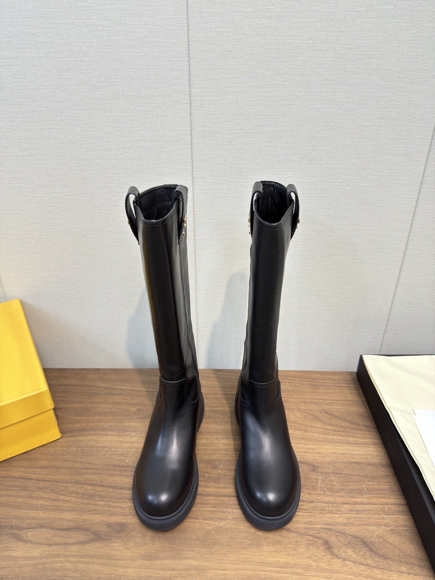 NO:543915,FENDI 2025 ss autumn and winter new mid-boot straight boots, high boots, long boots, fetal cowhide, FENDI has beautiful boots again. The top layer of cowhide fabric is matched with F-class classic presbyterian, cowhide embossed cowhide, full oil edges, and high-circular embossed rear bag. The motorcycle has a fashionable and avant-garde shape, very comfortable on the feet, inside sheepskin, wear-resistant velvet combination, large sole thickness 3.5CM original set is very beautiful, fried chicken on the feet to make you look slim!  A must-have item for winter!  35-41, 40.41 Customized non-return and exchange, boots, fendi, fendi, fendi, fendi, boots, cowhide, sheepskin19860909FENDI芬迪2025 ss秋冬新款中靴直筒靴 高筒靴 长靴 胎牛皮 芬迪又出美靴啦 头层牛皮面料搭配F家经典老花、牛绒压花 牛皮位全油边、后包高周波压印 机车造型时尚前卫,上脚非常舒适、内里羊皮 耐磨绒组合大底、大底厚度3.5CM原版全套极好看,上脚炒鸡显瘦呀！ 冬季必备决绝子单品！ 码数35-41,40.41订做不退换,靴子,fendi,fendi,fendi,boots,cowhide,sheepskin,Women's Shoes