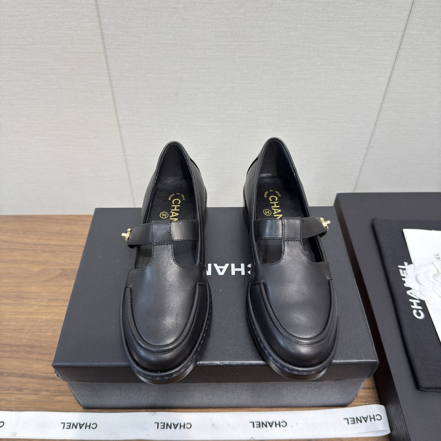 NO:543935,a 25k new loafers, flat heel shoes, small leather shoes, top version loafers, small Hongshu hot-shop style, super easy to wear series Baotou loafers This new small leather shoes are so beautiful, regardless of design and material experience, I feel that it is worth the money!  Very suitable for buying a pair of chanel leather shoes!  Original developed outsole, imported sheepskin inside and outside, coded high version, heel height approximately 3.5cm, original dyed double-layer thickened leather sole, digital 35-41 (ordered by 40-41), loafers, chanel, loafers, sheepskin19860909a 25k 新款乐福鞋 平跟便鞋 小皮鞋 顶级版 乐福鞋 小红书热推款 超好穿系列 包头乐福鞋 这新款小皮鞋巨美,无论设计和材质体验,都觉得物超所值！非常适合入手一双chanel 小皮鞋！ 原版开发大底 里外进口羊皮 编码高版本 跟高3.5cm约 ,原版透染双层加厚真皮底 数码35-41（40-41订）,乐福鞋,chanel,loafers,sheepskin,Women's Shoes