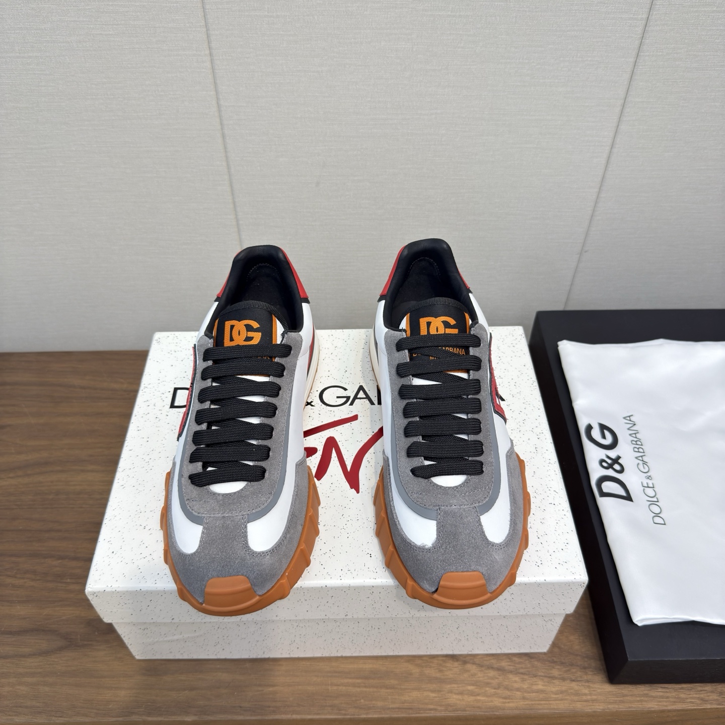 NO:543932,Dolce & Gabbana | 2025 New counter sports shoes thick-soled casual shoes Men's couple's thick-soled casual shoes DG's iconic code meets the meta-universe, giving the brand DNA futuristic vision, cleverly blending timeless materials and modern textures. The new dg color-blocking fashion sneakers, embellishing the personalized DG logo, showing the fashionable design sense of Magira, the peak of the market, the king is the one on the market... There are many colors, and the counter is full packaging!  Upper Original custom calfskin/network inner lining goatskin/network outsole Original mold opening ultralight molding outsole Size 38-45 men, casual shoes/sports shoes, Dolce & Gabbana,masion margiela,Dolce & Gabbana,sneakers,cowhide,sheepskin19860909Dolce&Gabbana杜嘉班纳 | 2025 专柜新款运动鞋厚底休闲鞋 男款 情侣厚底休闲鞋 DG 标志性代码与元宇宙相遇,赋予品牌 DNA 未来主义愿景,将隽永材质与现代纹理巧妙融合.全新 dg拼色时尚运动鞋,点缀个性化 DG 徽标,尽显马吉拉时髦设计感,上市即巅峰 上脚即王者……多种配色都有,专柜全套包装！ 鞋面 原版定制小牛皮/网拼 内里 小山羊皮/网拼 大底 原版开模超轻成型大底 码数 38-45男,休闲鞋/运动鞋,Dolce&Gabbana,masion margiela,Dolce&Gabbana,sneakers,cowhide,sheepskin,Women's Shoes