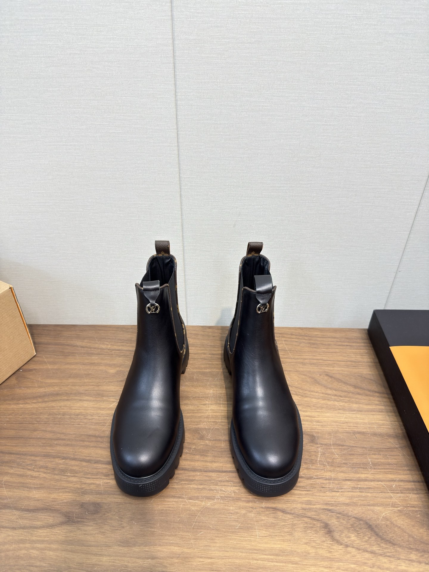 NO:543923,LV donkey brand new Chelsea short boots elastic foot boots cowhide surface/original outsole. Correct size: 35-39 customized 40.41, boots, louis vuitton, louis vuitton, boots, cowhide19860909LV驴牌新款 切尔西短靴子 松紧套脚靴 牛皮面/原版大底 正码:35-39订做40.41,靴子,louis vuitton,louis vuitton,boots,cowhide,Women's Shoes