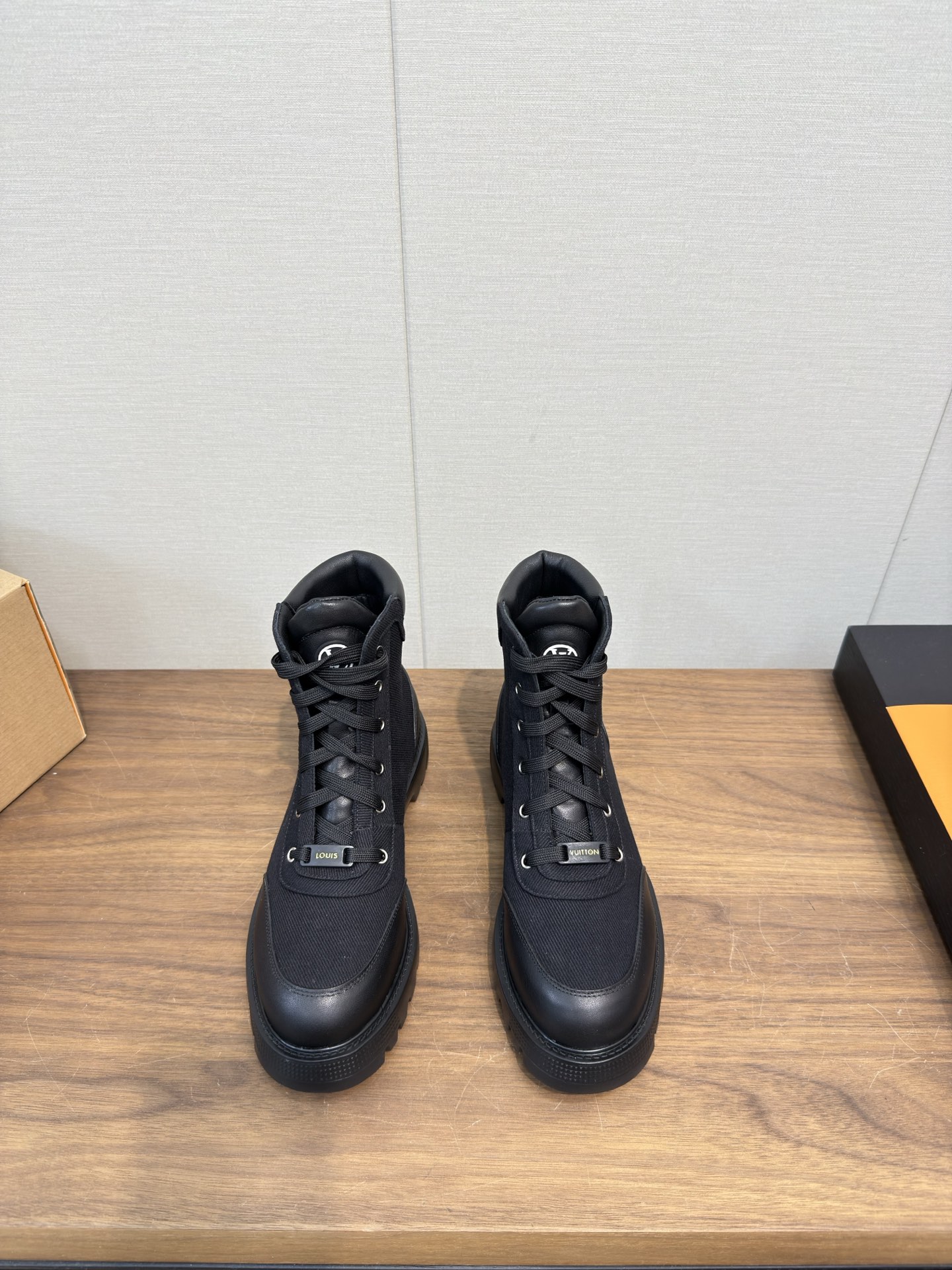 NO:543926,LV donkey brand new Chelsea short boots, catwalk straps Martin boots, cowhide leather/original outsole, regular size: 35-39 customized 40.41, boots, louis vuitton, louis vuitton, boots, cowhide19860909LV驴牌新款 切尔西短靴子 走秀绑带马丁靴 牛皮面/原版大底 正码:35-39订做40.41,靴子,louis vuitton,louis vuitton,boots,cowhide,Women's Shoes