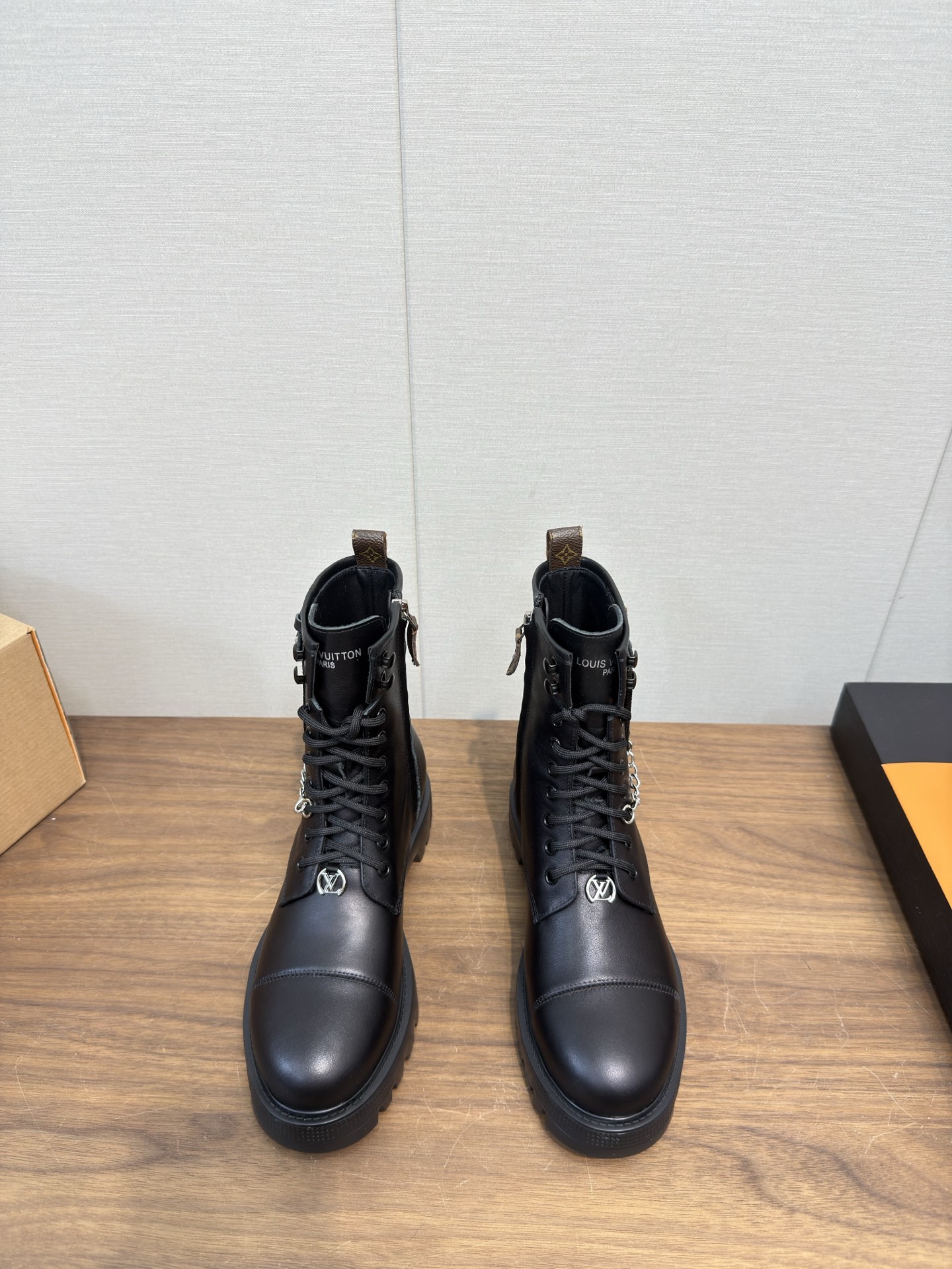 NO:543929,LV Donkey brand new Chelsea short boots catwalk strapped Martin boots cowhide/presbyopia leather original outsole regular size: 35-39 custom-made 40.41, boots, louis vuitton, louis vuitton, boots, cowhide19860909LV驴牌新款 切尔西短靴子 走秀绑带马丁靴 牛皮面/老花皮 原版大底 正码:35-39订做40.41,靴子,louis vuitton,louis vuitton,boots,cowhide,Women's Shoes