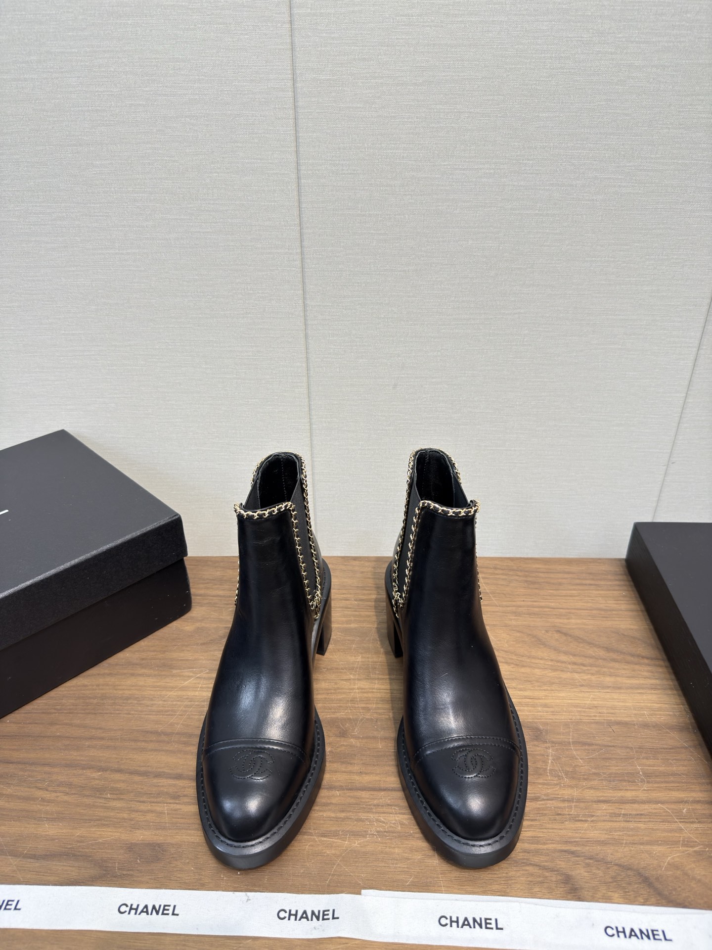 NO:560134,Chanel 25k Early Autumn Autumn and Winter Boots Retro Style Boots When fragrant long boots meet winter, fashion and warmth bloom together. The luster of the patent leather is as deep as the night, the softness of the suede is like the warm afternoon sun, and the splicing design cleverly outlines the exquisite outline. Classic elements are integrated into every detail, and the mid-heel is the perfect balance of elegance and comfort. Whether you are strolling on the urban streets or attending an elegant party, it can make you shine in the crowd and become the focus of fashion.  Every step brings out its unique charm!  Customized original cowhide upper, sheepskin lining, original replica genuine leather outsole, heel height 7.5, size 35-39 (40.41 custom-made, non-returnable), boots, chanel, chanel, boots, cowhide, sheepskin, Leather soles19860909Chanel 25k 早秋秋冬 靴复古风靴子 当香家长靴邂逅冬日 时尚与温暖共绽.漆皮的光泽如夜的深邃,绒面的柔和似午后暖阳,拼接设计巧妙勾勒精致轮廓. 经典元素融入每一处细节,中跟是优雅与舒适的完美平衡. 无论是漫步都市街头 还是赴一场优雅聚会,它都能让你在人群中熠熠生辉,成为时尚焦点 每一步都踏出独有的魅力！ 鞋面定制原版牛皮 内里垫脚羊皮 鞋底原版复刻真皮大底 跟高7.5 码数35-39（40.41定做不退换）,靴子,chanel,chanel,boots,cowhide,sheepskin,Leather soles,Women's Shoes