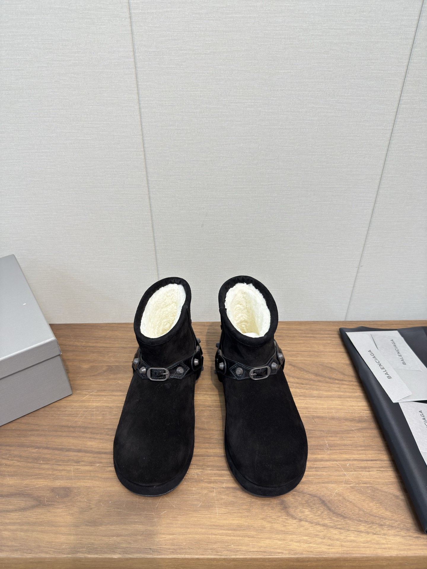 NO:560125,Balenciaga/Balenciaga 25WF new rivet belt thick-soled snow boots When the pragmatism of cold winter shoes encounters Demna's iconic collage aesthetics, these snow boots use dual symbols to reconstruct the rules of winter style, so that warmth function and street edge do not need to be compromised. The staggered metal rivets on the shoe body are not simply decorative and form a visual echo with the detachable wide belt at the ankle. The metallic texture of the belt buckle collides with the luster of the rivets, replicating the unruly aura of the 'neo-biker'.  Filled with real wool inside, providing continuous warmth below zero. The 80mm thick sole adopts an exclusive molded deep tooth pattern, which combines non-slip wear resistance with a natural height-increasing effect. It has the stability of functional boots when walking. It breaks the inherent perception of 'warmth equals bulkiness' with exquisite stitching made by Made in Italy.   Incorporate the decorative edge of belts and rivets into snow boots. This pair of boots is not only a weapon against wind and snow, but also Balenciaga's interpretation of winter style. Using the structural sense of the belt and the sharpness of rivets, it injects an unreplicable personality attitude into the minimalist functional tone. size35-39 (customized for 40), snow boots, balenciaga, balenciaga, boots19860909Balenciaga/巴黎世家25WF新品铆钉 皮带厚底雪地靴 当寒冬鞋履的实用主义遭遇 Demna 标志性的拼贴美学 这款雪地靴以双重符号重构冬季风格法则 让保暖机能与街头锋芒无需妥协. 鞋身错落的金属铆钉并非单纯装饰 与脚踝处可拆卸的宽版皮带形成视觉呼应 皮带扣的金属质感与铆钉光泽碰撞 复刻「neo-biker」的不羁气场. 内里填充的真羊毛 零下持续暖意 80mm 厚底采用独家开模深齿纹路 兼顾防滑耐磨与自然增高效果 行走间既有机能靴的沉稳 它打破「保暖即臃肿」的固有认知 以 Made in Italy 的精湛针脚 将皮带与铆钉的装饰锋芒融入雪地靴中 这双靴子不止是抵御风雪的利器 更是 Balenciaga 对冬季风格的注解 用皮带的结构感与铆钉的尖锐感 在极简机能基调中注入不可复制的个性态度. size35-39（40定制）,雪地靴,balenciaga,balenciaga,boots,Women's Shoes