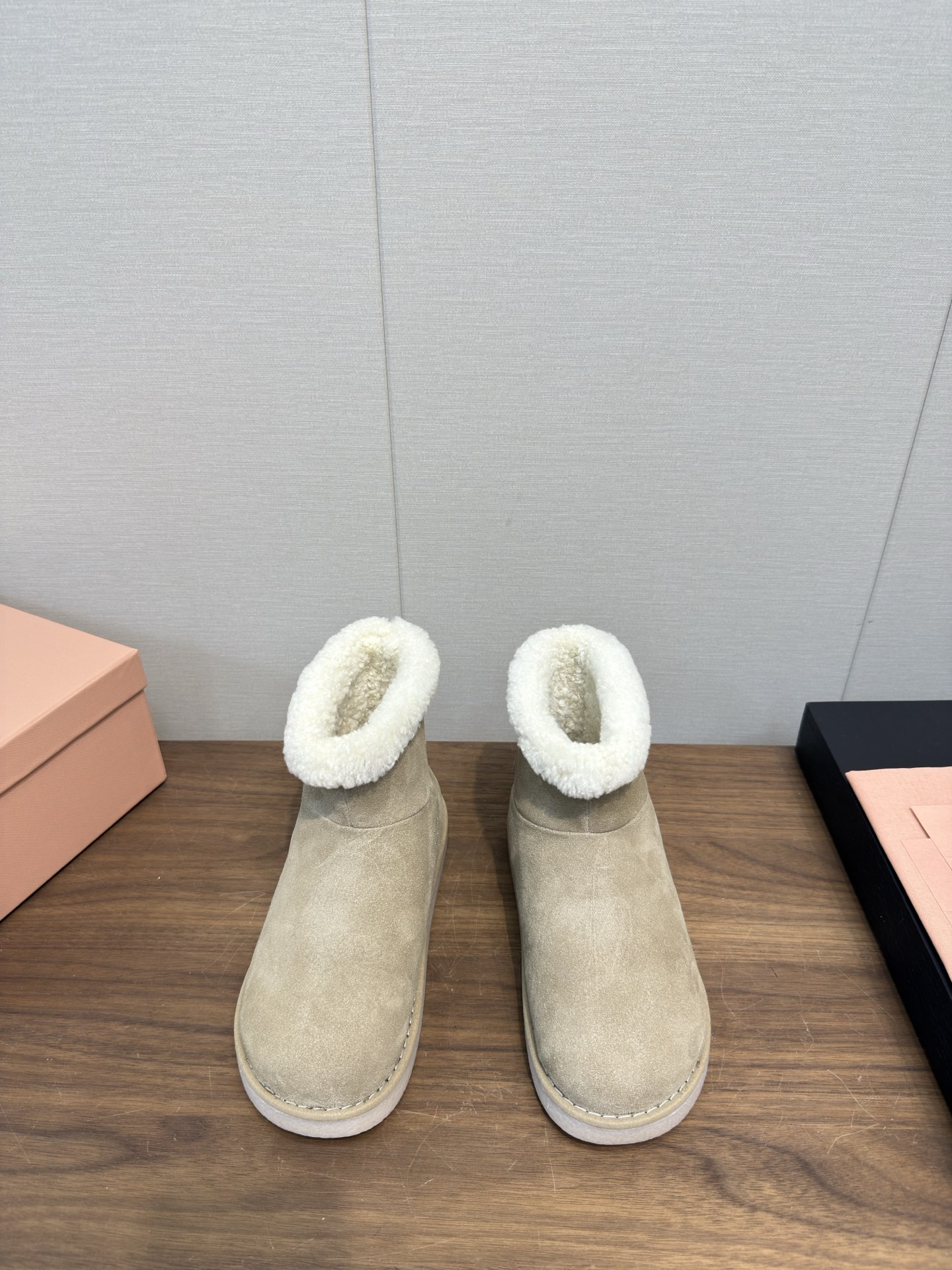 NO:560128,MIUMIU Snow Boots ~ A warm choice for sweet and cool girls in winter. The one that brings a new level of sweetness and coolness in the world of snow boots is none other than Miu's snow boots ~ From styling to details, it has the right combination of girliness and warmth ~ Share it with babies who want to be fashionable in winter without fear of freezing feet ~  The round shape of the shoe is like a soft bread. The suede material has a delicate and high-end feel. The desert yellow color is gentle and versatile. The plush edge of the shoe mouth is fluffy and soft, which is visually 'warm'. It can also modify the ankle line and make the calf look slimmer. The size is 35-39.40.41, snow boots, miumiu, boots, chamois leather19860909MIUMIU 雪地靴～冬日甜酷少女的温暖选择 在雪地靴界卷出甜酷新高度的,非Miu这款雪地靴莫属～从造型到细节,把少女感与保暖性拿捏刚好～分享给想在冬天既时髦又不怕冻脚的宝宝们～  圆滚滚的鞋型像块软乎乎的面包,麂皮材质自带细腻高级感,沙漠黄色温柔又百搭.鞋口的毛绒边蓬松柔软,视觉上就很“暖”,还能修饰脚踝线条,让小腿看起来更纤细. 码数35-39.40.41不退,雪地靴,miumiu,boots,chamois leather,Women's Shoes