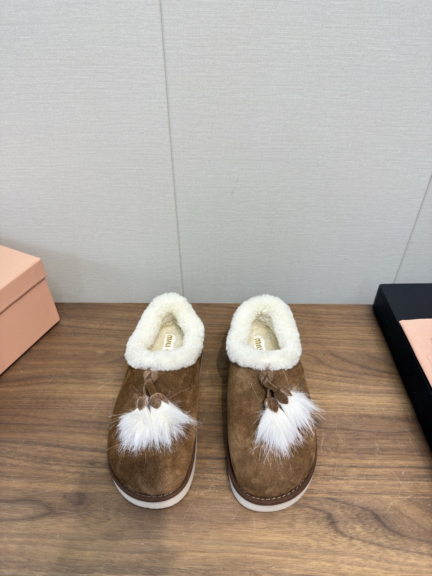 NO:560122,MIUMIU Snow Boots ~ A warm choice for sweet and cool girls in winter. The one that brings a new level of sweetness and coolness in the world of snow boots is none other than Miu's snow boots ~ From styling to details, it has the right combination of girliness and warmth ~ Share it with babies who want to be fashionable in winter without fear of freezing feet ~  The round shape of the shoe is like a soft bread. The suede material has a delicate and high-end feel. The desert yellow color is gentle and versatile. The plush edge of the shoe mouth is fluffy and soft, which is visually 'warm'. It can also modify the ankle line and make the calf look slimmer. The size is 35-39.40.41, snow boots, miumiu, boots, chamois leather19860909MIUMIU 雪地靴～冬日甜酷少女的温暖选择 在雪地靴界卷出甜酷新高度的,非Miu这款雪地靴莫属～从造型到细节,把少女感与保暖性拿捏刚好～分享给想在冬天既时髦又不怕冻脚的宝宝们～  圆滚滚的鞋型像块软乎乎的面包,麂皮材质自带细腻高级感,沙漠黄色温柔又百搭.鞋口的毛绒边蓬松柔软,视觉上就很“暖”,还能修饰脚踝线条,让小腿看起来更纤细. 码数35-39.40.41不退,雪地靴,miumiu,boots,chamois leather,Women's Shoes