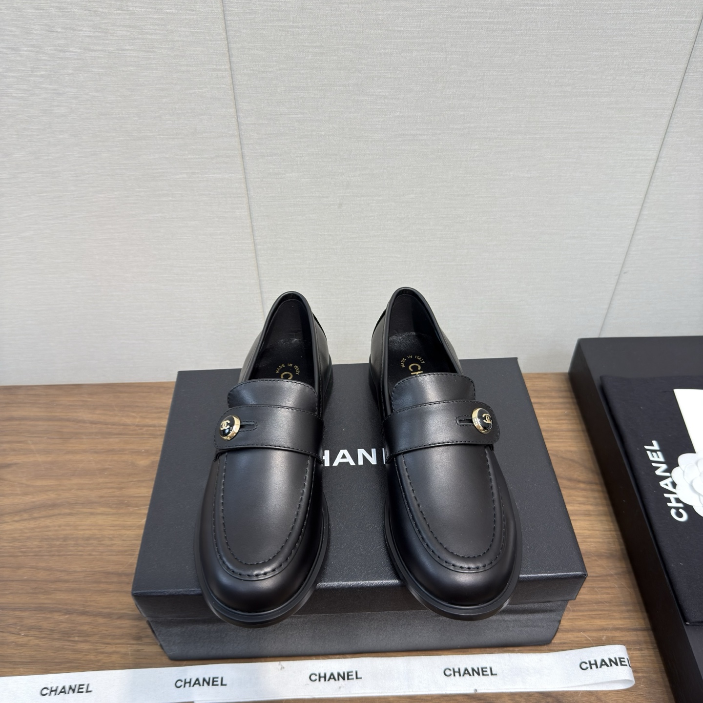 NO:560118,a 25k new loafers, flat-heeled loafers, small leather shoes, top version of loafers, Xiaohongshu hot recommendation, super easy to wear series, Baotou loafers. This new type of small leather shoes is beautiful. Regardless of the design and material experience, I feel it is worth the money!  Very suitable to buy a pair of chanel leather shoes!  Original development outsole, imported sheepskin inside and outside, high-coded version, heel height about 3.5cm, original dyed double-layer thickened genuine leather sole, digital 35-41 (order 40-41), loafers, chanel, loafers, sheepskin19860909a 25k 新款乐福鞋 平跟便鞋 小皮鞋 顶级版 乐福鞋 小红书热推款 超好穿系列 包头乐福鞋 这新款小皮鞋巨美,无论设计和材质体验,都觉得物超所值！非常适合入手一双chanel 小皮鞋！ 原版开发大底 里外进口羊皮 编码高版本 跟高3.5cm约 ,原版透染双层加厚真皮底 数码35-41（40-41订）,乐福鞋,chanel,loafers,sheepskin,Women's Shoes