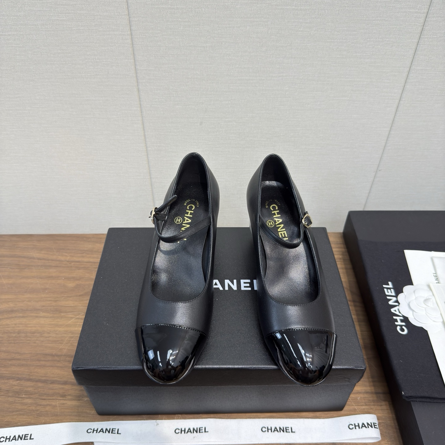 NO:560114,* 25k Unique Pearl Logo Mary Jane Shoes Big Round Heel Pure Sheepskin High Version The workmanship is very exquisite, the quality is very good, and the fit is amazing. This is a must-have style for little girls. It is sold immediately. There is no replenishment in the counter for the time being. It is difficult to buy and has ten stars. Color: black, white. Upper: patent leather/stretch sheepskin. Feet: imported sheepskin. Outsole: Italian genuine leather sole. Heel height: 5.cm. Official Catalog.  Code number 35-39 (40 41 customized),Mary Jane,mary jane,sheepskin19860909* 25k 独特 珍珠logo 玛丽珍单鞋 大圆跟 纯羊皮 高版本 做工十分精致,质量很杠杠,上脚也是惊艳的,这款小香女孩必备的款式,发售即售馨了,专柜暂时没有补货,难买指数十颗星 颜色:黑色,白色 鞋面: 漆皮/弹力羊皮 垫脚:进口羊皮 大底:意大利真皮底 跟高:5.cm 官方目录 码数35-39(40 41 定做),玛丽珍,mary jane,sheepskin,Women's Shoes