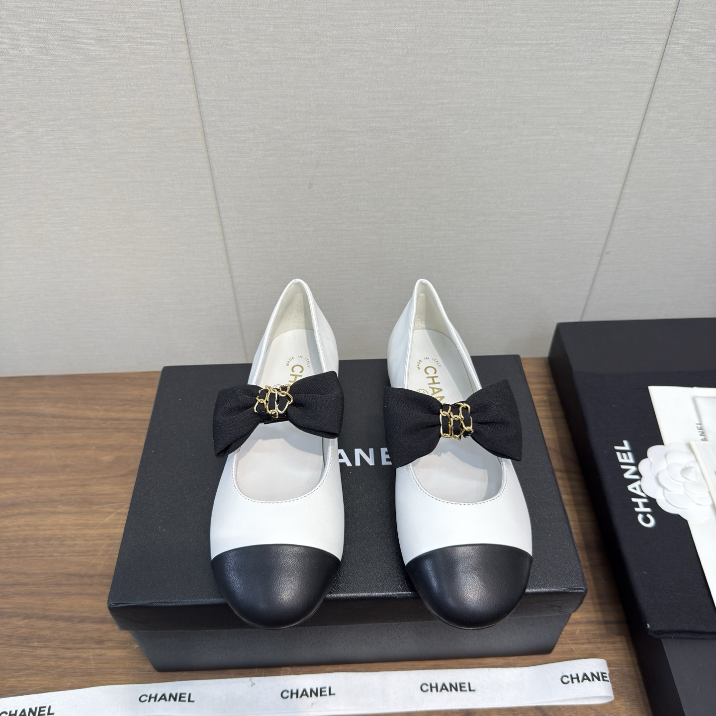 NO:560116,Chanel 25k new Mary Jane flat shoes series - ballet slippers. The counters are crazy. The pictures are popular on all major social platforms. This issue's catwalk style is absolutely too handsome. It is definitely the most popular style this season. The fairies at the counter are really good at knowing the goods. They don't get stuck or grind the feet. The texture is very soft and comfortable on the feet. Classic logo electric embroidery, flower matching, super versatile. Fabric: imported cowhide and sheepskin, special cloth material  Lining: Environmentally friendly imported sheepskin lining Outsole: Genuine leather outsole Heel height: 2.5cm Size 35-41 (40.41 customized), Mary Jane, chanel, mary jane, cowhide, sheepskin, Leather soles19860909Chanel 25k 新款 玛丽珍 平底单鞋系列——  芭蕾便鞋 专柜简直疯抢了,各大社交平台热门晒图,这期的走秀款绝对太帅了,绝对是这一季最热门的款式,专柜仙女们真的太识货了,不卡脚也不会磨脚,质感上脚是非常柔软舒服的.经典的logo电绣 花朵搭配,超级百搭 面料:进口牛皮羊皮 特制布材质 内里:环保进口羊皮内里 大底:真皮大底 跟高:2.5cm 码数35-41（ 40.41定做）,玛丽珍,chanel,mary jane,cowhide,sheepskin,Leather soles,Women's Shoes