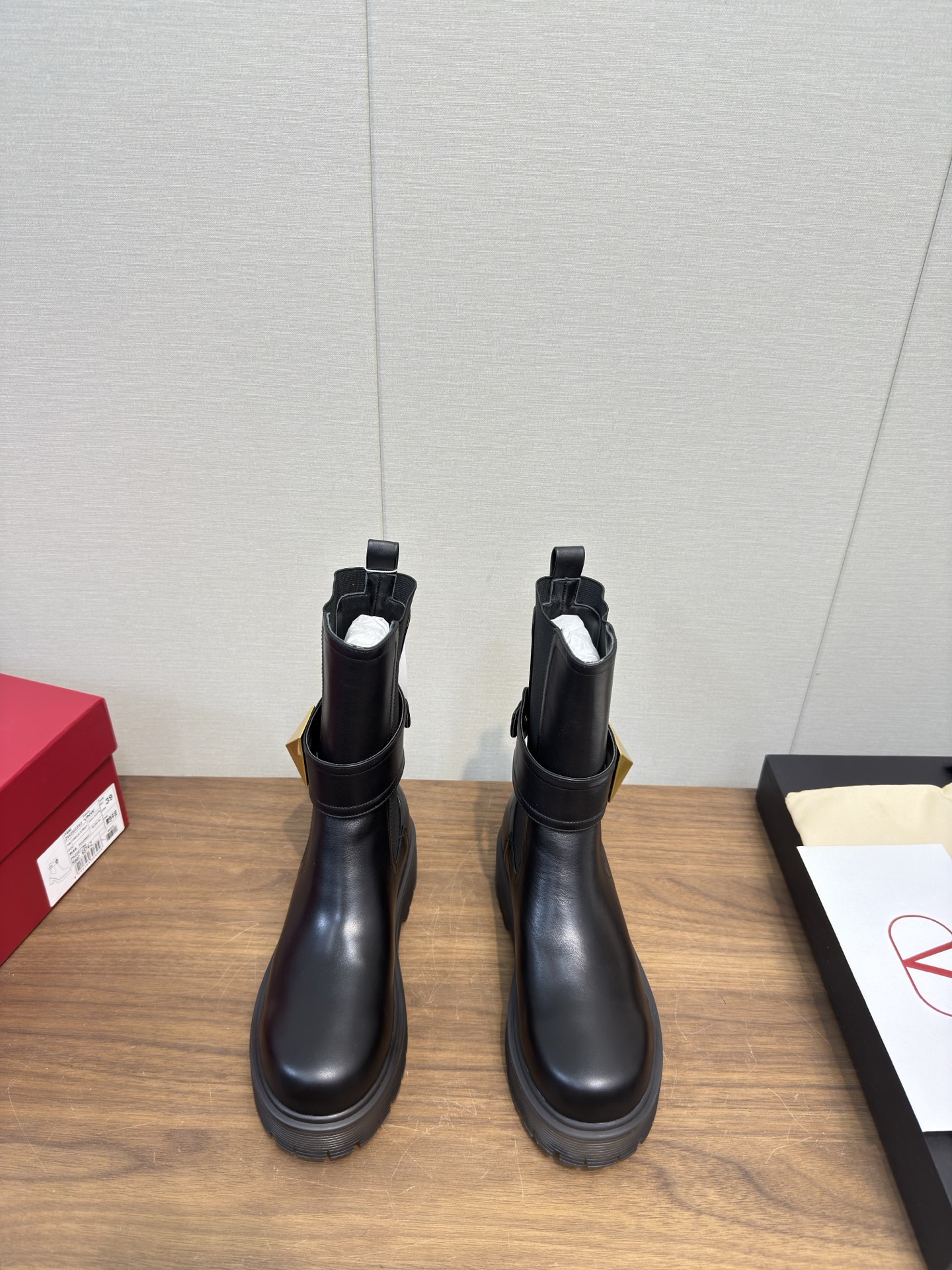 NO:561708,Valentino V-buckle Chelsea short boots. The classic Valentino horse spike boots are also so beautiful. The special textured hardware brings out a full sense of high-end. After putting them on, the stunning beauty makes your feet look slimmer!  The new season lives up to expectations!  Worth buying, absolutely sentimental, elegant style, creating a different feeling, simple temperament style!   Material | The upper is made of imported calfskin, with a smooth and delicate surface, excellent touch, and high-end texture. It can easily maintain its original luster and texture with simple wiping and care. Inner lining | The inner lining and feet are made of sheepskin to keep it dry. Heel height | 4cm golden height, suitable for various occasions!  Size | 35-40 (41. Customized), boots, valentino, boots, cowhide, sheepskin, gold19860909华伦天奴V扣切尔西短靴 经典的华伦天奴马钉靴也太好看了 特别有质感的五金衬托出满满的高级感, 上脚后惊呆的美超级显脚瘦！ 新一季不负期待！值得入手 绝对感性,优雅风格 创造不一样的感觉 简约气质款式！  材料｜鞋面采用进口小牛皮,表面光滑细腻,触感极佳,富有高级质感,只需简单的擦拭与护理,即可轻松保持其原有的光泽与质感. 内里 |内里和垫脚选用羊皮,保持干爽. 跟高｜4cm 黄金高度,适合各种场合！ 码数｜35-40（41.定做）,靴子,valentino,boots,cowhide,sheepskin,gold,Women's Shoes