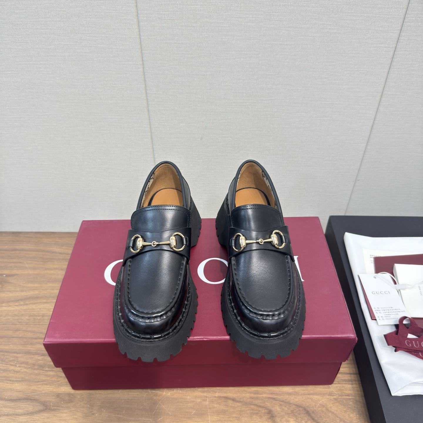 NO:648927,Gucci25's new loafers with thick soles. Exquisite details inject elegance into these loafers. Carefully crafted with smooth suede material and paired with grooved rubber soles, the entire design is even more charming. The light gold-toned horsebit injects the brand identity into this classic yet modern design. Dark brown suede material, light gold-toned accessories, horsebit, and rubber grooved soles  35-41, 40.41 customized, loafers, gucci, loafers19860909Gucci25 新款乐福单鞋 厚底 精巧细节为这款 乐福鞋注入优雅气息.以光滑绒面材质精心打造,搭配沟纹橡胶鞋底,令整款设计更添魅力.浅金色调马衔扣为这款经典而不失现代风范的设计注入品牌标识内涵. 深咖色绒面材质 浅金色调配件马衔扣 橡胶沟纹鞋底 35-41,40.41定制,乐福鞋,gucci,loafers,Women's Shoes