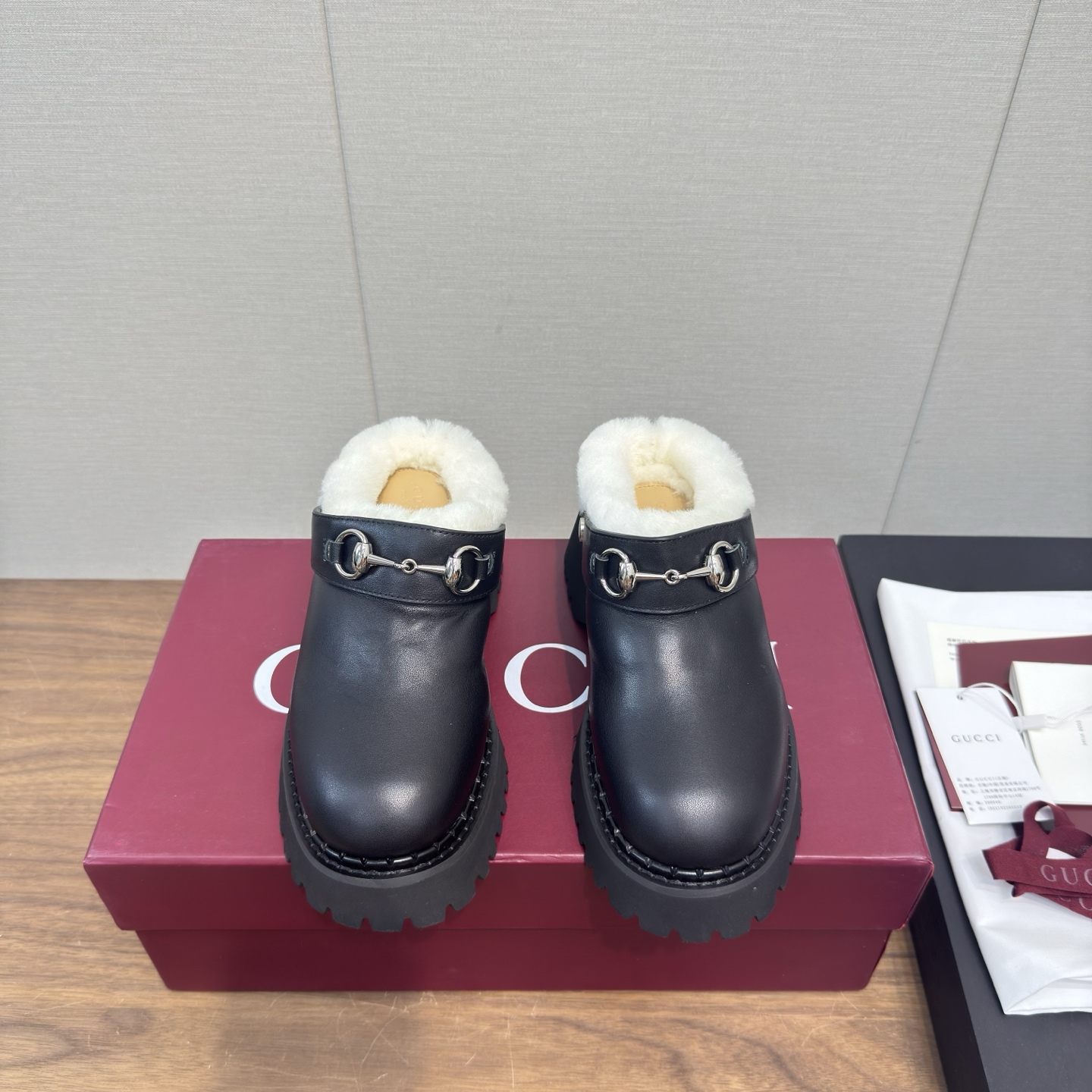 NO:648918,Gucci/Gucci 25WF new horsebit mules fur flip flops. This pair of fur flip flops is the perfect collision of laziness and luxury. It is a dressing philosophy that coexists relaxation and luxury when put on. The iconic horsebit metal accessories are a silent statement of the G family's century-old classic. The retro gold tone has its own elegant aura, making every step full of brand recognition. The fluffy and soft fur upper is like clouds wrapping your feet, delicate and skin-friendly.  It not only retains the casualness and comfort of the mules, but also adds a warm and soft feeling that is exclusive to winter. The heelless mules design is super easy to put on and take off. Paired with a pair of high-waisted jeans, it is a straightforward American retro style. Paired with a long skirt, it will look like a lazy and noble rich girl. It makes daily wear easy to escape from mediocrity and shows unique taste. The material is made of original customized Tuscan wool and genuine leather outsole imported from Italy.  size 35-39 (customized 40/41), half-shoes, gucci, gucci, gucci, skirts, jeans, Leather soles19860909Gucci/古驰25WF新品马衔扣穆勒拖毛毛拖 这双毛毛拖是慵懒与奢华的完美碰撞 穿上瞬间松弛感与高级感并存的穿搭哲学. 标志性的马衔扣金属配件 是G家百年经典的无声宣言 复古金调自带优雅气场 让每一次落脚都充满品牌辨识度. 蓬松柔软的毛毛鞋面 如同裹住双脚的云朵 触感细腻亲肤 既保留了穆勒拖的随性自在 又添了份冬日专属的温暖软糯 无后跟的穆勒设计 穿脱超便捷 配一条高腰牛仔裤 是率性的美式复古风 搭一条长裙 就是慵懒贵气的富家千金 让日常穿搭轻松跳出平庸 尽显独特品味. 材质采用原版定制托斯卡纳羊毛 意大利进口真皮大底 size35-39（40/41定制）,半拖毛毛鞋,gucci,gucci,gucci,skirts,jeans,Leather soles,Women's Shoes