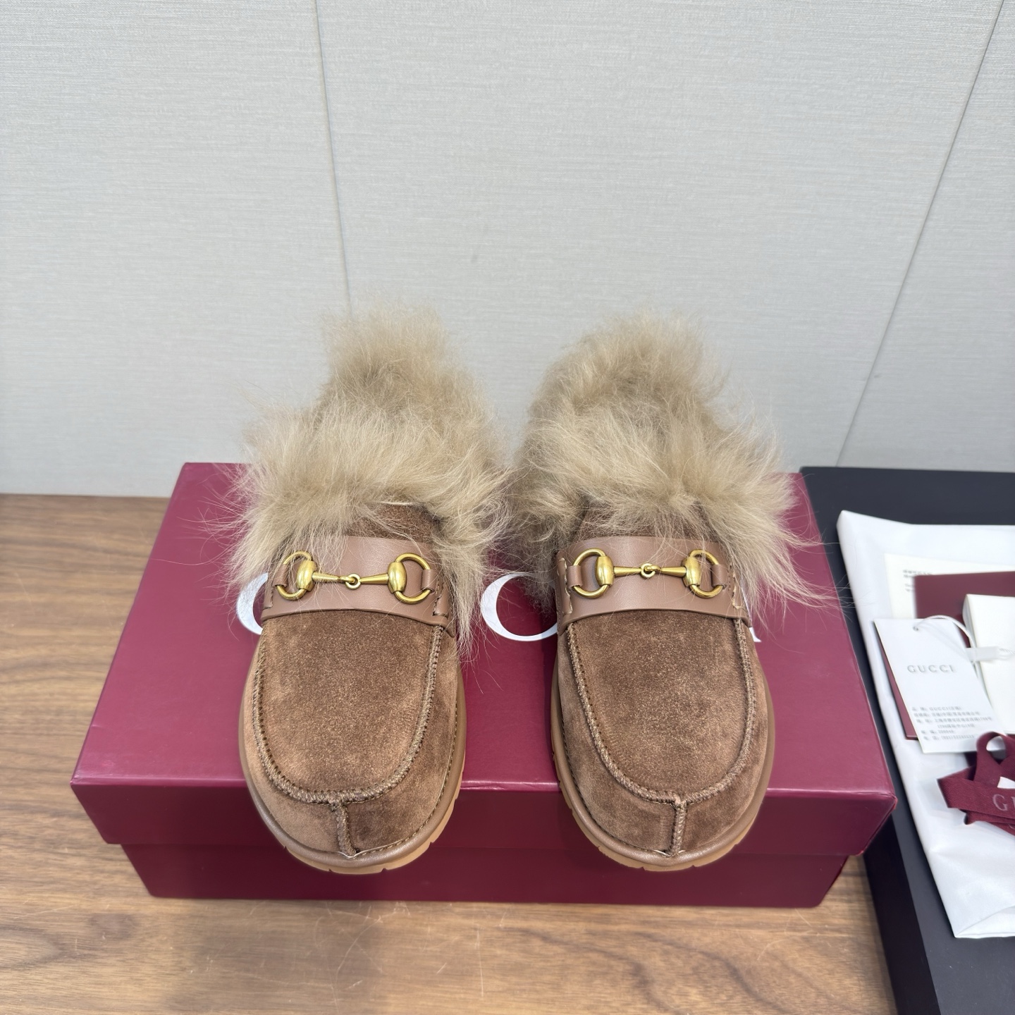 NO:648909,Gucci/Gucci 25WF new horsebit mules fur flip flops. This pair of fur flip flops is the perfect collision of laziness and luxury. It is a dressing philosophy that coexists relaxation and luxury when put on. The iconic horsebit metal accessories are a silent statement of the G family's century-old classic. The retro gold tone has its own elegant aura, making every step full of brand recognition. The fluffy and soft fur upper is like clouds wrapping your feet, delicate and skin-friendly.  It not only retains the casualness and comfort of the mules, but also adds a warm and soft feeling that is exclusive to winter. The heelless mules design is super easy to put on and take off. Paired with a pair of high-waisted jeans, it is a straightforward American retro style. Paired with a long skirt, it will look like a lazy and noble rich daughter. It makes daily wear easy to escape from mediocrity and shows unique taste. The material is made of original custom Tuscan wool and original rubber thick sole.  size35-39 (customized 40/41), fur shoes, gucci, gucci, gucci, skirts, jeans19860909Gucci/古驰25WF新品马衔扣穆勒拖毛毛拖 这双毛毛拖是慵懒与奢华的完美碰撞 穿上瞬间松弛感与高级感并存的穿搭哲学. 标志性的马衔扣金属配件 是G家百年经典的无声宣言 复古金调自带优雅气场 让每一次落脚都充满品牌辨识度. 蓬松柔软的毛毛鞋面 如同裹住双脚的云朵 触感细腻亲肤 既保留了穆勒拖的随性自在 又添了份冬日专属的温暖软糯 无后跟的穆勒设计 穿脱超便捷 配一条高腰牛仔裤 是率性的美式复古风 搭一条长裙 就是慵懒贵气的富家千金 让日常穿搭轻松跳出平庸 尽显独特品味. 材质采用原版定制托斯卡纳羊毛 原版橡胶厚底 size35-39（40/41定制）,毛毛鞋,gucci,gucci,gucci,skirts,jeans,Women's Shoes