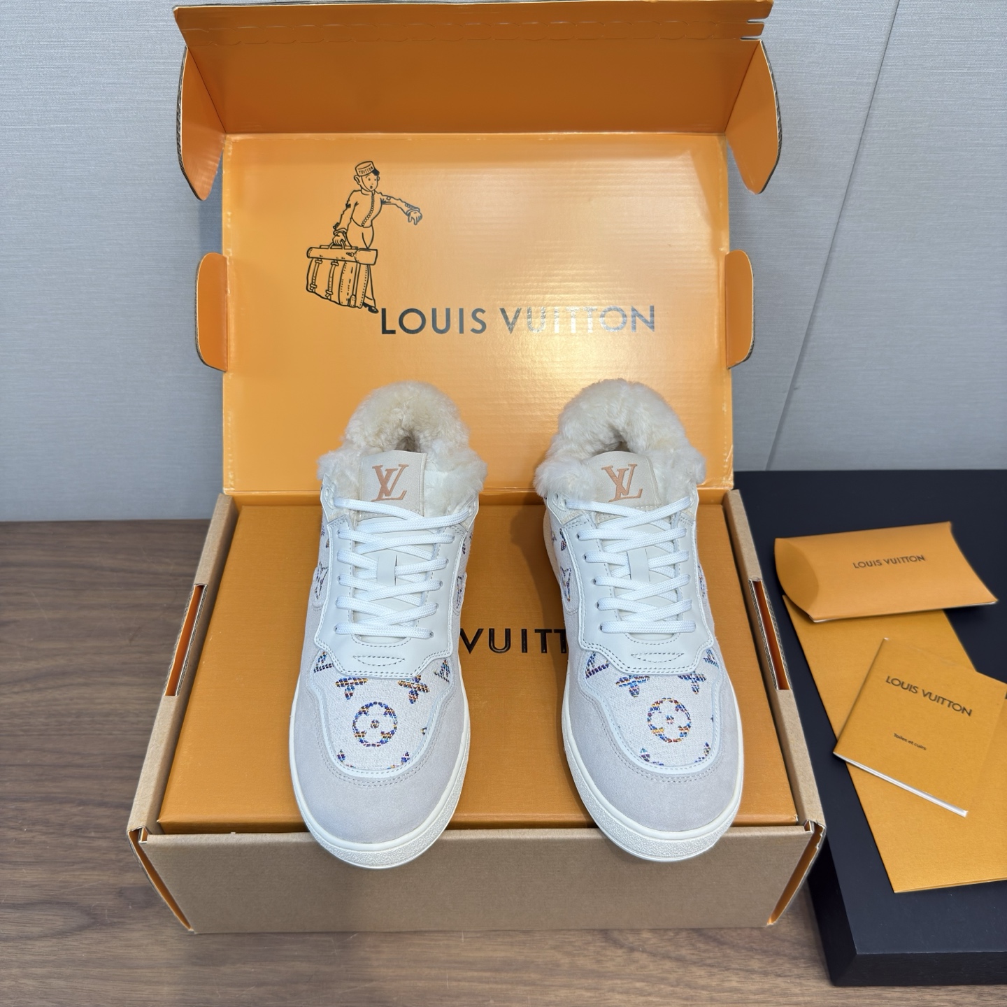 NO:630470,LV counter new 25 series autumn and winter wool embroidery casual sports shoes LV white shoes series Xiaohongshu hot model black and white color, full leather material. Suede spliced ​​calfskin!  Lined with wool, warm and fashionable, the embroidery layout is the embroidery of L family elements, super exquisite and beautiful, easy to match with short skirts and shorts!  Material original cowhide stitching, original embroidered technical cloth, imported wool lining, outsole, original private film TPU outsole, size women's 35-39, 40.41, custom-made, casual shoes/sports shoes, louis vuitton, louis vuitton, sneakers, skirts, shorts, cowhide, chamois leather19860909LV 专柜新款25系列 秋冬 羊毛 刺绣 休闲运动鞋 LV 小白鞋 系列 小红书热款 黑白配色,是全皮材质.麂皮拼接小牛皮！羊毛里内衬,保暖时尚,刺绣版面是L家元素的刺绣,超级精致好看,容易搭配 小短裙 短裤决绝！ 材料原版牛皮拼接 原版刺绣科技布 内里进口羊毛里 大底原版私膜tpu大底 码数女35-39,40.41 订制,休闲鞋/运动鞋,louis vuitton,louis vuitton,sneakers,skirts,shorts,cowhide,chamois leather,Women's Shoes