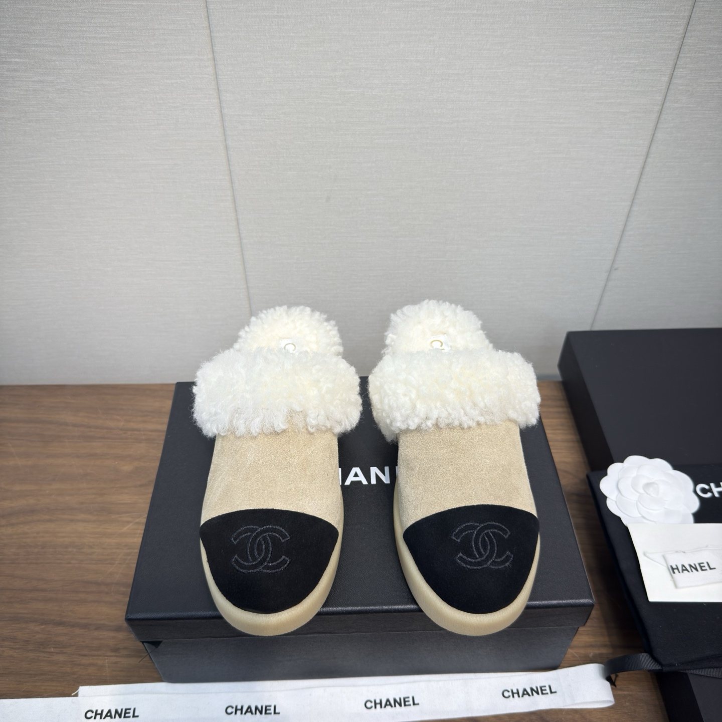 NO:648876,Chanel 25k autumn and winter fur mop, thick sole, super comfortable wool mop, fashionable pure fur and lambswool!  Xiaoxiang LG has a super warm feeling. When you put it on, you feel like you are stepping on clouds. It is exquisite and high-end!  Let the value of this pair of hairy mops increase dramatically!  It is very easy to wear and does not slip. The soles are thick and very comfortable!  Wool upper, original molded outsole, size 35-40 (40.41 custom-made, non-returnable), semi-furry shoes, chanel19860909Chanel 25k秋冬 毛毛拖 厚底 超舒服羊毛拖 流行风纯皮毛一体羔羊毛打造！小香Lg超温暖的感觉,穿上仿佛踩在云朵上,精致高级！让这双毛拖身价陡增！非常好穿不打滑,而且鞋底有一定厚度,舒适度极佳！ 鞋面羊毛 大底原版开模大底 码数35-40（40.41定做不退换）,半拖毛毛鞋,chanel,Women's Shoes