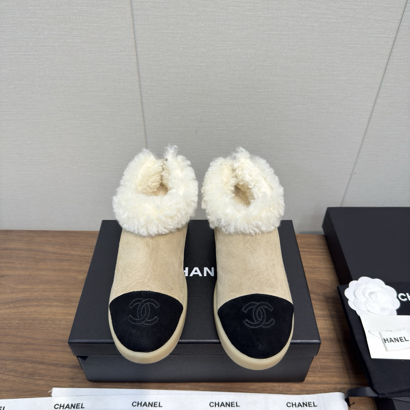NO:648881,Chanel 25k autumn and winter furry single shoes, thick soles, super comfortable and warm, wool high version, fashionable pure fur made of lambswool!  Xiaoxiang LG has a super warm feeling. When you put it on, you feel like you are stepping on clouds. It is exquisite and high-end!  Let the value of this pair of hairy mops increase dramatically!  It is very easy to wear and does not slip. The soles are thick and very comfortable!  Wool upper, original molded outsole, size 35-40 (40.41 custom-made, non-returnable), semi-furry shoes, chanel19860909Chanel 25k秋冬毛毛单鞋厚底 超舒服保暖 羊毛 高版本 流行风纯皮毛一体羔羊毛打造！小香Lg超温暖的感觉,穿上仿佛踩在云朵上,精致高级！让这双毛拖身价陡增！非常好穿不打滑,而且鞋底有一定厚度,舒适度极佳！ 鞋面羊毛 大底原版开模大底 码数35-40（40.41定做不退换）,半拖毛毛鞋,chanel,Women's Shoes