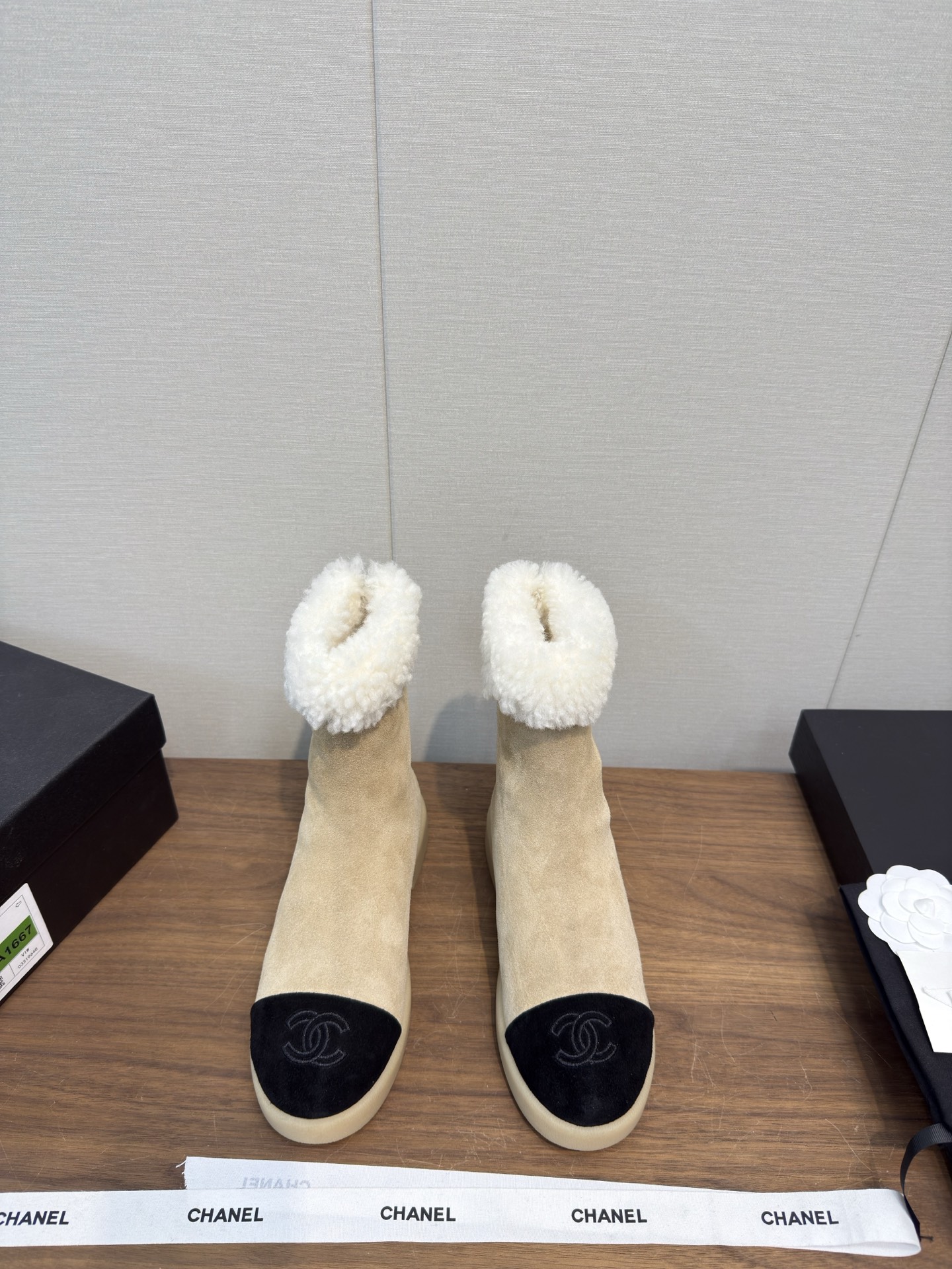 NO:648888,Chanel 25k autumn and winter furry snow boots, thick soles, super comfortable and warm, wool, high version short boots, fashionable pure fur made of lambswool!  Xiaoxiang LG has a super warm feeling. When you put it on, you feel like you are stepping on clouds. It is exquisite and high-end!  Let the value of this pair of hairy mops increase dramatically!  It is very easy to wear and does not slip. The soles are thick and very comfortable!  Wool upper, original molded outsole, size 35-40 (40.41 custom-made, non-refundable), semi-furry shoes, chanel, boots19860909Chanel 25k 秋冬毛毛雪地靴 厚底 超舒服保暖 羊毛 高版本 短靴 流行风纯皮毛一体羔羊毛打造！小香Lg超温暖的感觉,穿上仿佛踩在云朵上,精致高级！让这双毛拖身价陡增！非常好穿不打滑,而且鞋底有一定厚度,舒适度极佳！ 鞋面羊毛 大底原版开模大底 码数35-40（40.41定做不退换）,半拖毛毛鞋,chanel,boots,Women's Shoes
