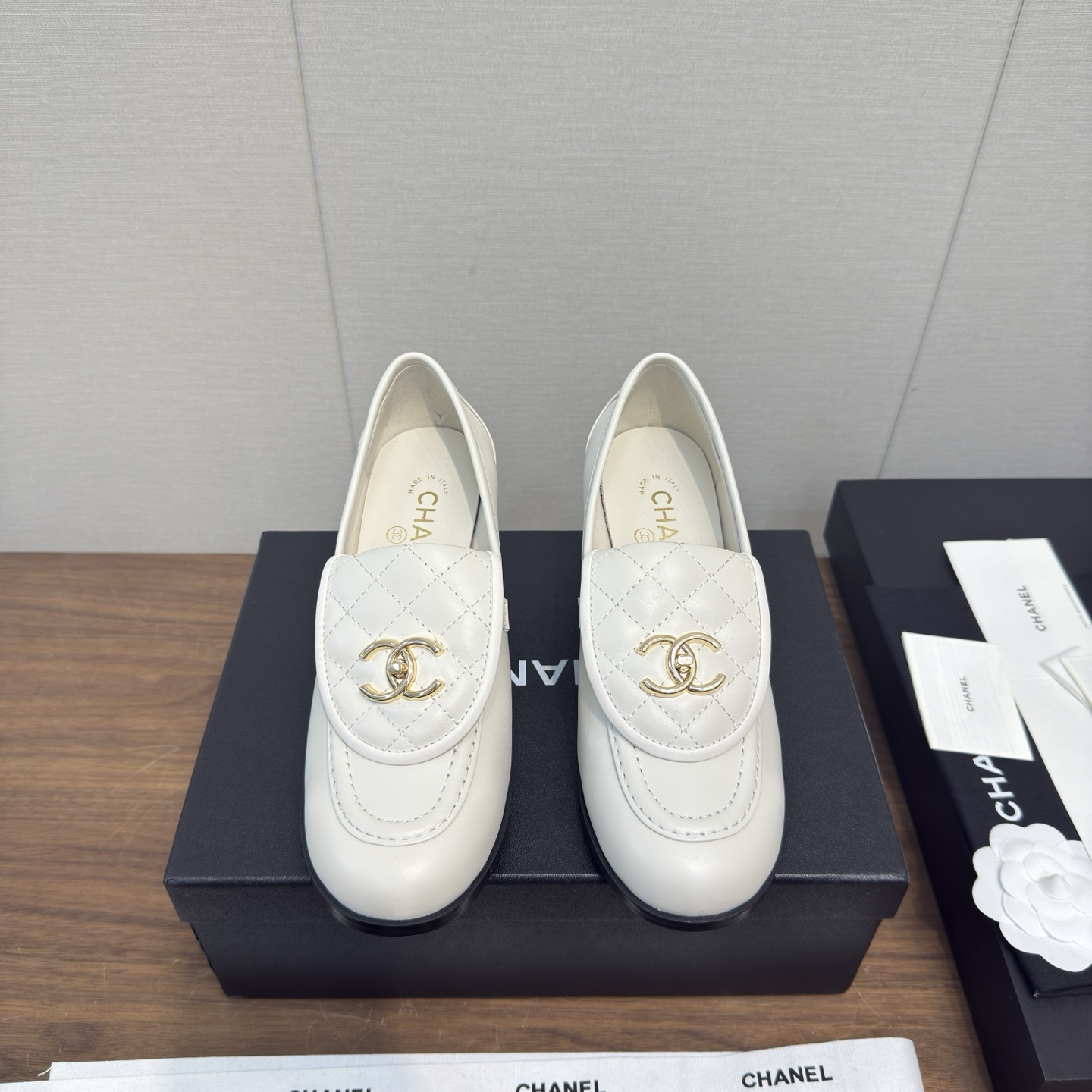 NO:648895,a 25k new loafers, high-heeled loafers, small leather shoes, top version of loafers, Xiaohongshu hot recommendation, super easy to wear series, Baotou loafers. This new type of small leather shoes is beautiful. Regardless of the design and material experience, I feel it is worth the money!  Very suitable to buy a pair of chanel leather shoes!  Original development outsole, imported sheepskin inside and outside, high code version, heel height is about 5cm, original through-dyed double-layer thickened genuine leather sole, digital 35-41 (order 40-41), loafers, chanel, loafers, sheepskin19860909a 25k 新款乐福鞋 高跟便鞋 小皮鞋 顶级版 乐福鞋 小红书热推款 超好穿系列 包头乐福鞋 这新款小皮鞋巨美,无论设计和材质体验,都觉得物超所值！非常适合入手一双chanel 小皮鞋！ 原版开发大底 里外进口羊皮 编码高版本 跟高5cm约 ,原版透染双层加厚真皮底 数码35-41（40-41订）,乐福鞋,chanel,loafers,sheepskin,Women's Shoes