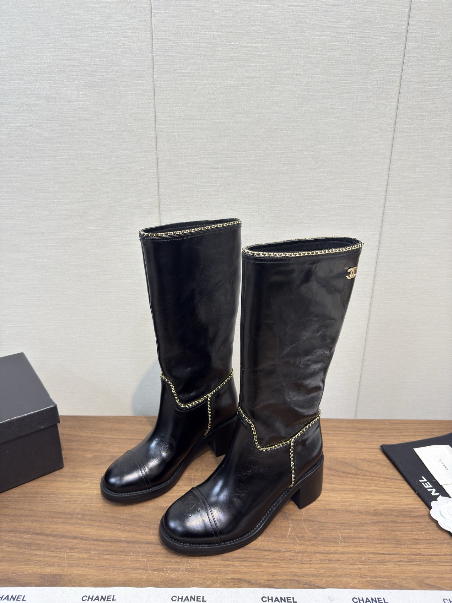 NO:648870,Chanel 25k early autumn and winter boots retro style chain Chelsea long boots high version When fragrant long boots meet winter, fashion and warmth bloom together. The luster of the patent leather is as deep as the night, the softness of the suede is like the warm afternoon sun, and the splicing design cleverly outlines the exquisite outline. Classic elements are integrated into every detail, and the mid-heel is the perfect balance of elegance and comfort. Whether you are walking on the urban streets  Whether you are going to an elegant party, it can make you shine in the crowd and become the focus of fashion. Every step you take will bring out your unique charm!  Customized original cowhide upper, sheepskin lining, original replica genuine leather outsole, heel height 7.5, size 35-39 (40.41 custom-made, non-returnable), boots, chanel, chanel, boots, cowhide, sheepskin, Leather soles19860909Chanel 25k 早秋秋冬靴复古风 链条切尔西长靴子  高版本 当香家长靴邂逅冬日 时尚与温暖共绽.漆皮的光泽如夜的深邃,绒面的柔和似午后暖阳,拼接设计巧妙勾勒精致轮廓. 经典元素融入每一处细节,中跟是优雅与舒适的完美平衡. 无论是漫步都市街头 还是赴一场优雅聚会,它都能让你在人群中熠熠生辉,成为时尚焦点 每一步都踏出独有的魅力！ 鞋面定制原版牛皮 内里垫脚羊皮 鞋底原版复刻真皮大底 跟高7.5 码数35-39（40.41定做不退换）,靴子,chanel,chanel,boots,cowhide,sheepskin,Leather soles,Women's Shoes