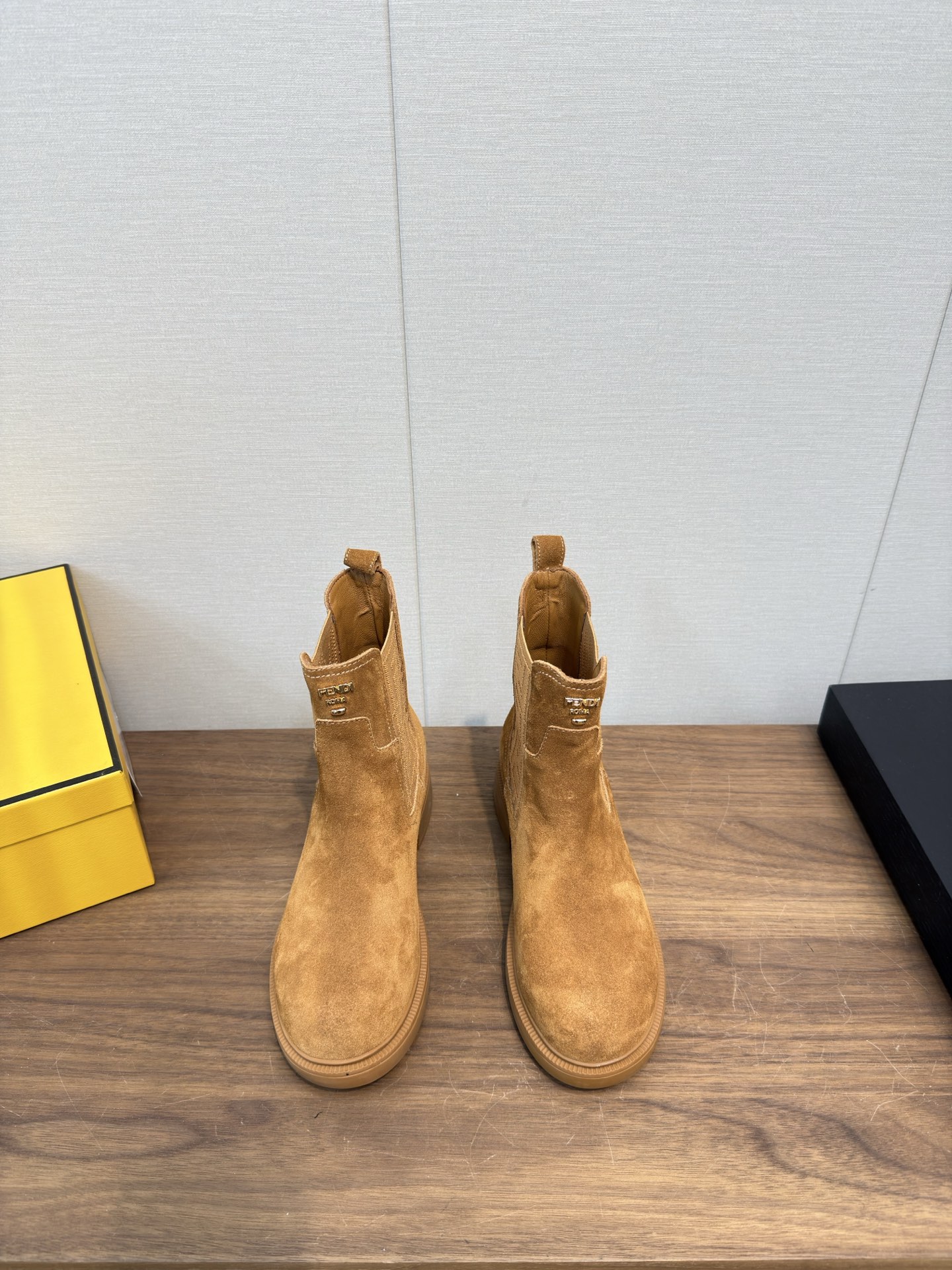 NO:648850,FENDI Fendi 2025 new ss autumn and winter new mid-boots, straight boots, short boots, long boots, fetal cowhide Fendi has released beautiful boots again. The first layer of cowhide fabric is matched with F family's classic presbyopia and cowhide embossing. The cowhide part is fully oiled and the back bag is high-frequency embossed. The motorcycle shape is fashionable and avant-garde, the upper foot is very comfortable, and the lining is sheepskin. The wear-resistant velvet combination outsole, the outsole thickness is 3.5CM. The original complete set is very beautiful. The fried chicken on the feet makes you look slim!  A must-have item for winter!  Size 35-41, 40.41, custom-made, non-refundable, boots, fendi, fendi, fendi, boots, cowhide, sheepskin19860909FENDI芬迪2025 ss秋冬新款中靴直筒靴 短筒靴 长靴 胎牛皮 芬迪又出美靴啦 头层牛皮面料搭配F家经典老花、牛绒压花 牛皮位全油边、后包高周波压印 机车造型时尚前卫,上脚非常舒适、内里羊皮 耐磨绒组合大底、大底厚度3.5CM原版全套极好看,上脚炒鸡显瘦呀！ 冬季必备决绝子单品！ 码数35-41,40.41订做不退换,靴子,fendi,fendi,fendi,boots,cowhide,sheepskin,Women's Shoes