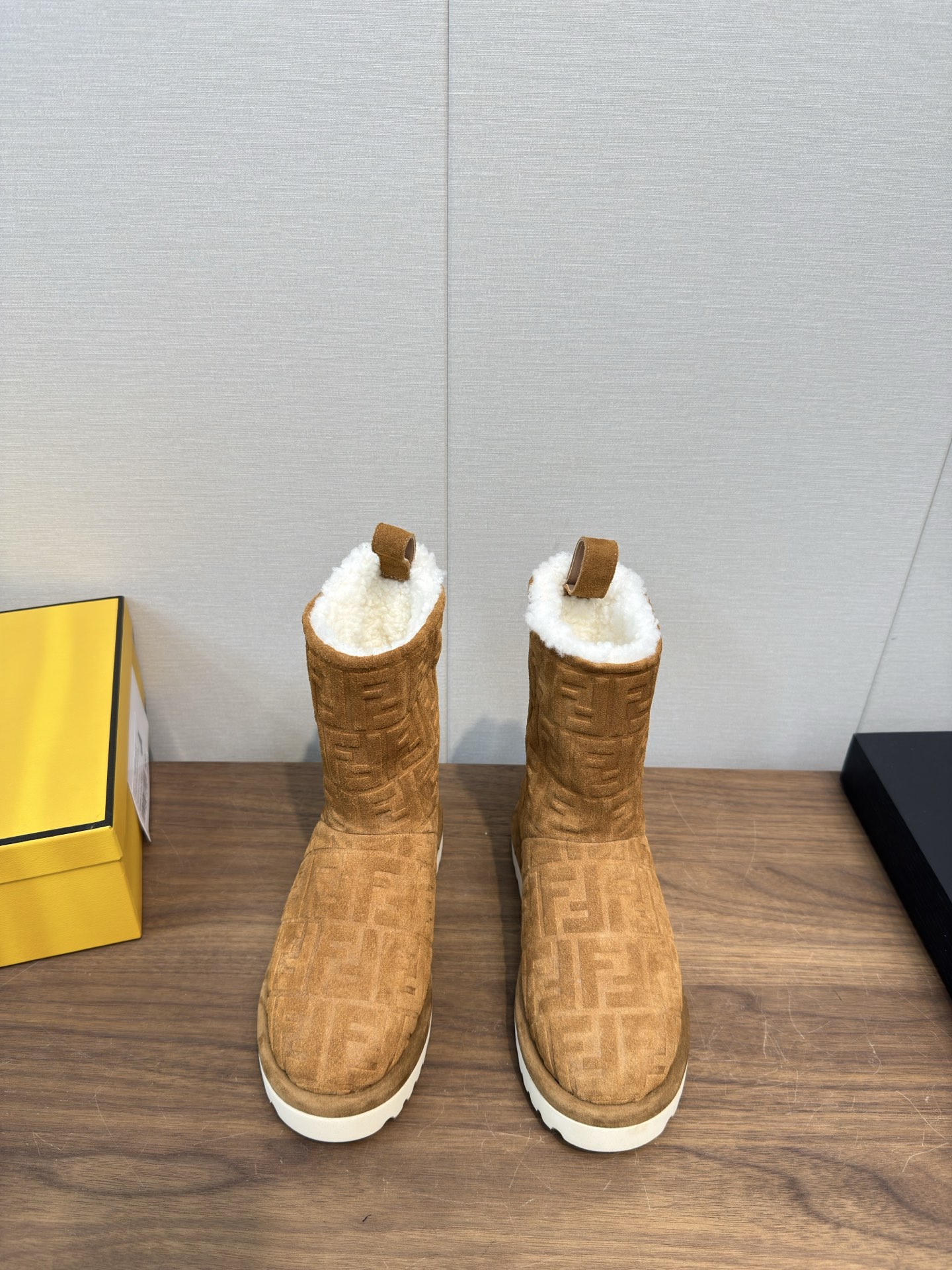 NO:648857,FENDI Fendi 2025 new ss autumn and winter new mid-boot straight boots snow boots long boots warm wool snow boots Fendi has released beautiful boots again. The first layer of cowhide fabric is matched with F family’s classic presbyopia and cowhide embossing. The cowhide part is fully oiled and the back bag is embossed with high frequency. The motorcycle shape is fashionable and avant-garde, the upper foot is very comfortable, and the inner sheepskin  The wear-resistant velvet combination outsole, the thickness of the outsole is 3.5CM, the original complete set is very beautiful, and the fried chicken on the feet will make you look slimmer!  A must-have item for winter!  Size 35-41, 40.41, custom-made, non-refundable, boots, fendi, fendi, fendi, boots, cowhide, sheepskin19860909FENDI芬迪2025 ss秋冬新款中靴直筒靴 雪地靴 长靴 保暖羊毛雪地靴 芬迪又出美靴啦 头层牛皮面料搭配F家经典老花、牛绒压花 牛皮位全油边、后包高周波压印 机车造型时尚前卫,上脚非常舒适、内里羊皮 耐磨绒组合大底、大底厚度3.5CM原版全套极好看,上脚炒鸡显瘦呀！ 冬季必备决绝子单品！ 码数35-41,40.41订做不退换,靴子,fendi,fendi,fendi,boots,cowhide,sheepskin,Women's Shoes