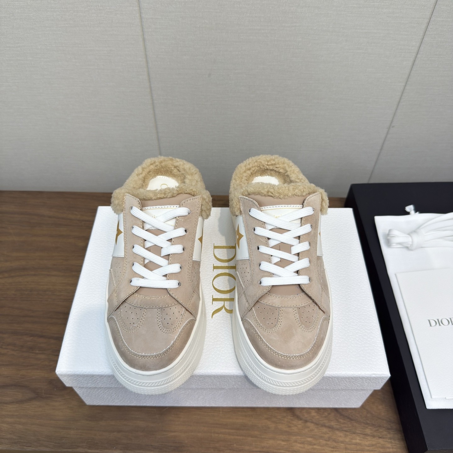 NO:630543,DIOR FW25 new arrival~ High version of real wool D’s new 2025 autumn and winter mules wool half-pants. The milky milk is a walking tool. It’s soft and waxy. It’s so convenient. You can just step downstairs and go out. It’s very suitable for laziness in winter. I’m no longer afraid of the cold. Dior #furry shoes are a must-have item for keeping warm in winter!  Calfskin upper, fur-integrated lining Size: 35-39 (40-41 customized, non-returnable), casual shoes/sports shoes, dior, dior, sneakers, cowhide19860909DIOR FW25 new arrival～ 高版本真羊毛  D家2025秋冬新款穆勒毛半拖 奶里奶气的简直是遛弯神器,软糯糯的好方便, 下楼踩着就出门了,非常适合冬天懒洋洋的我再也不怕 io冷啦 Dior #毛毛鞋冬季保暖必备单品！ 小牛皮鞋面,皮毛一体内里 Size: 35-39 (40 41定制不退换）,休闲鞋/运动鞋,dior,dior,sneakers,cowhide,Women's Shoes