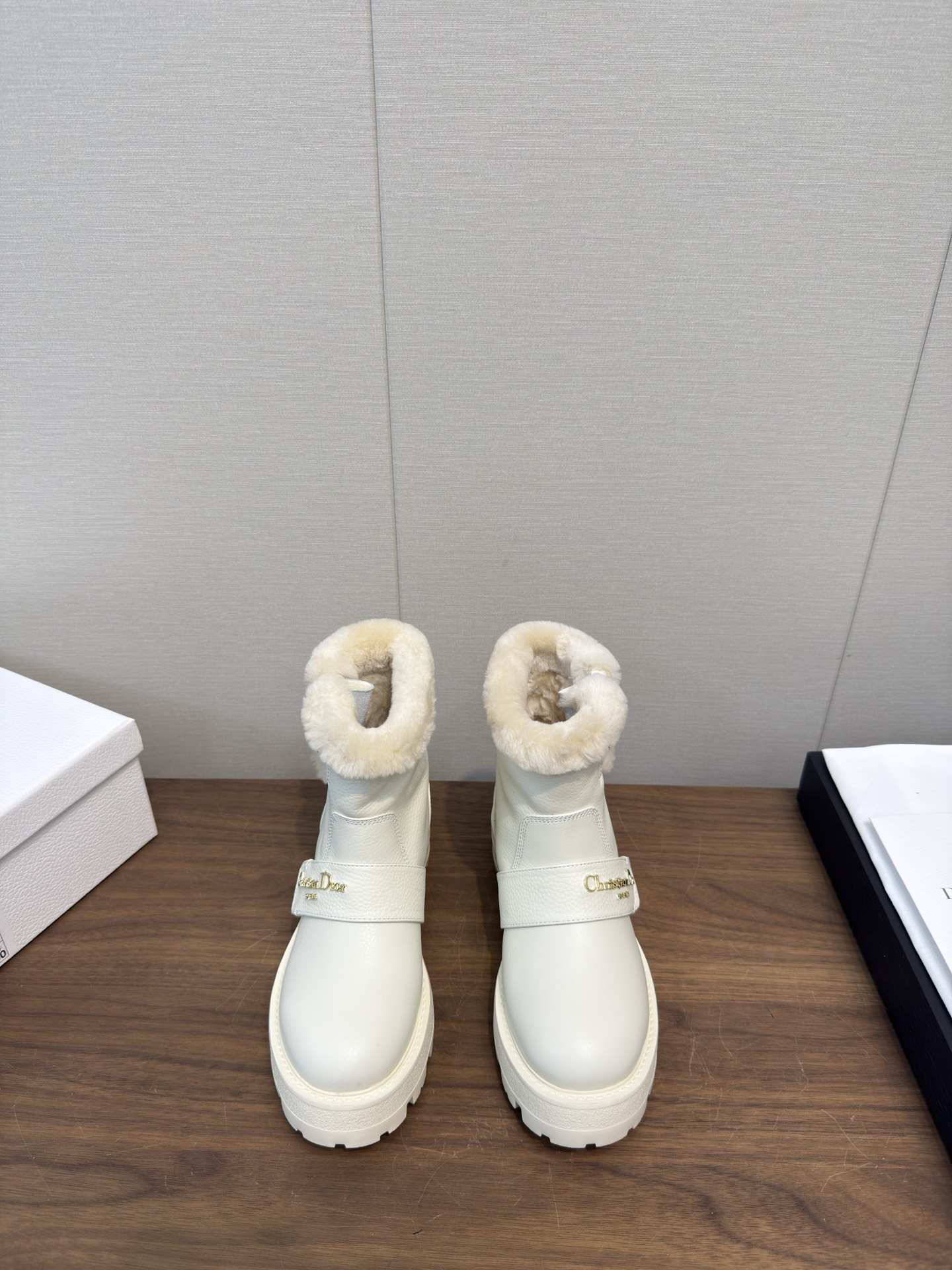 NO:630537,DIOR FW25 autumn and winter short boots series new arrival~ High version of real wool D family 2025 autumn and winter new warm wool short boots. The milky breasts are simply a walking tool. They are soft and waxy and convenient. You can just step downstairs and go out. They are very suitable for laziness in winter. I am no longer afraid of the cold. Dior #furry shoes are a must-have item for keeping warm in winter!  Calfskin upper, fur-integrated lining Size: 35-39 (40-41 customized, non-returnable), snow boots, dior, dior, boots, cowhide19860909DIOR FW25 秋冬短靴系列 new arrival～  高版本真羊毛  D家2025秋冬新款 保暖羊毛短靴 奶里奶气的简直是遛弯神器,软糯糯的好方便, 下楼踩着就出门了,非常适合冬天懒洋洋的我再也不怕 io冷啦 Dior #毛毛鞋冬季保暖必备单品！ 小牛皮鞋面,皮毛一体内里 Size: 35-39 (40 41定制不退换）,雪地靴,dior,dior,boots,cowhide,Women's Shoes