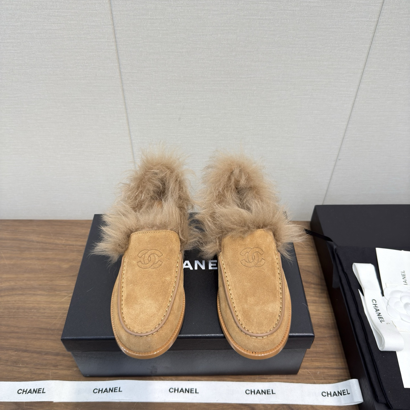NO:630531,Chanel 25n Autumn and Winter Furry Shoes Series Loafers Furry Shoes High Version Tuscan Fur Airplane Box 10 This season’s ski shoe series is so beautiful, fashionable and fashionable, made of pure fur!  Xiaoxiang LG has a super warm feeling. When you put it on, you feel like you are stepping on clouds. It is exquisite and high-end!  Let the value of this pair of hairy mops increase dramatically!  Very easy to wear and non-slip, and the soles have a certain thickness and are extremely comfortable. There is no reason to refuse these furry shoes. The upper is cowhide, cowhide, and butter leather. The outsole is original double-layer leather outsole. Size 35-40 (40.41 is custom-made and non-returnable). Loafers, fur shoes, chanel, loafers, cowhide, Leather soles19860909Chanel 25n秋冬 毛毛鞋系列 乐福鞋 毛茸鞋 高版本 托斯卡纳毛  飞机盒10 这季滑雪鞋系列太美啦、时髦流行风纯皮毛打造！小香Lg超温暖的感觉,穿上仿佛踩在云朵上,精致高级！让这双毛拖身价陡增！非常好穿不打滑,而且鞋底有一定厚度,舒适度极佳,没有道理拒绝这款毛茸茸鞋子 鞋面牛皮 牛绒 牛油皮 大底原版双层真皮大底 码数35-40（40.41定做不退换）,乐福鞋毛毛鞋,chanel,loafers,cowhide,Leather soles,Women's Shoes