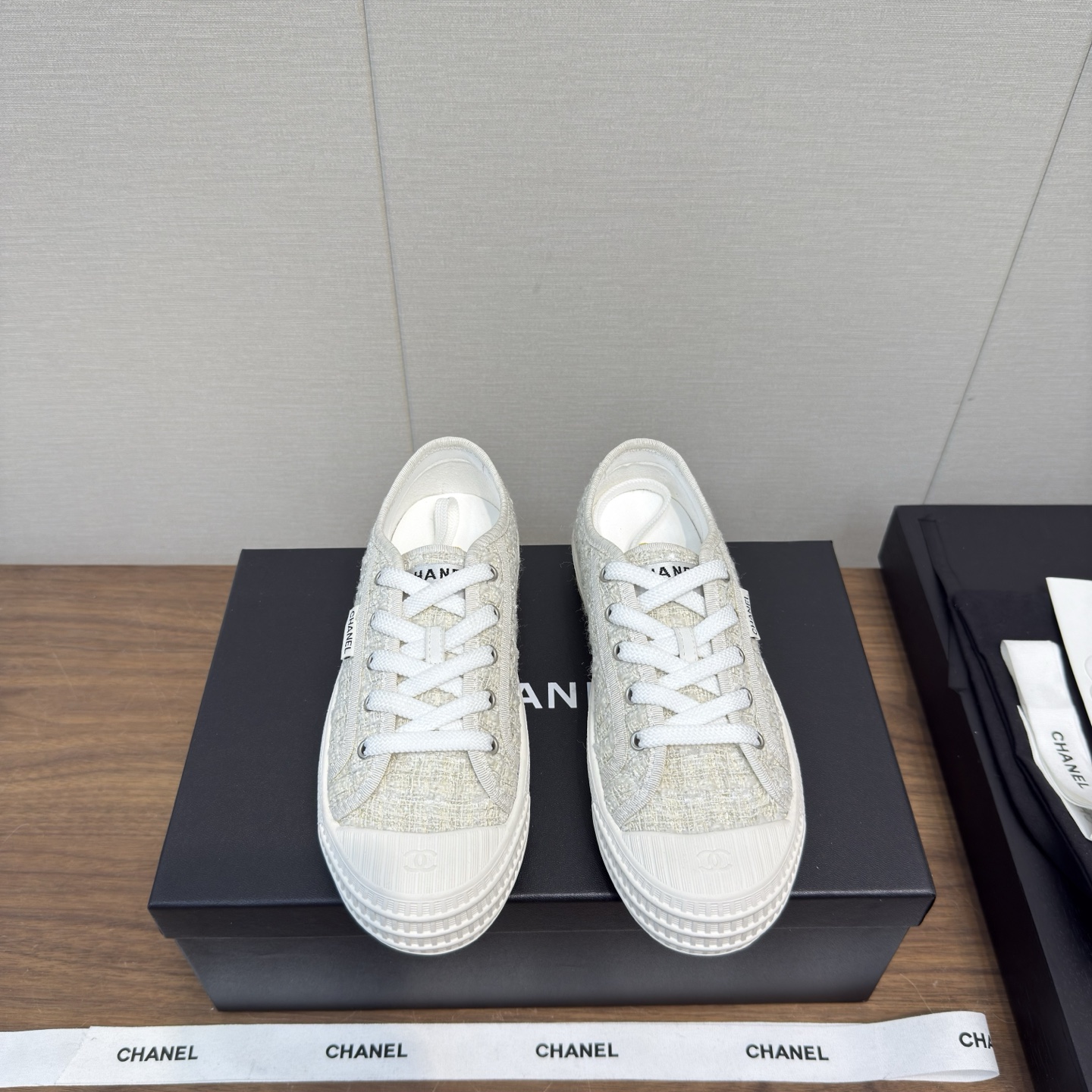 NO:630528,Chanel Chanel 25n casual shoes big toe biscuit shoes classic big toe high version electric embroidery rhombus on the upper instantly brightens the feeling!  Versatile for everyday wear, match with small skirts and shorts. Juejuezi, soft wrinkled calf patent leather, great texture!  The first choice for sweet girls ~ a must-have for students. Slightly large-toe shoes, very cute and dignified. The upper is made of cowhide woolen cloth, size 35-41, 40.41 custom-made, casual shoes/sports shoes, chanel, chanel, sneakers, skirts, shorts, cowhide19860909Chanel香奈儿 25n 休闲鞋大头 饼干鞋 经典款大鞋头 高版本 鞋面电绣菱格 瞬间提亮的感觉！ 日常百搭 搭配小裙子小短裤 绝绝子,软皱小牛漆皮,质感超赞！甜妹首选～学生党必入 微微大头的鞋型,很是可爱又端庄 鞋面牛皮毛呢布 size 35-41 ,40.41订做,休闲鞋/运动鞋,chanel,chanel,sneakers,skirts,shorts,cowhide,Women's Shoes