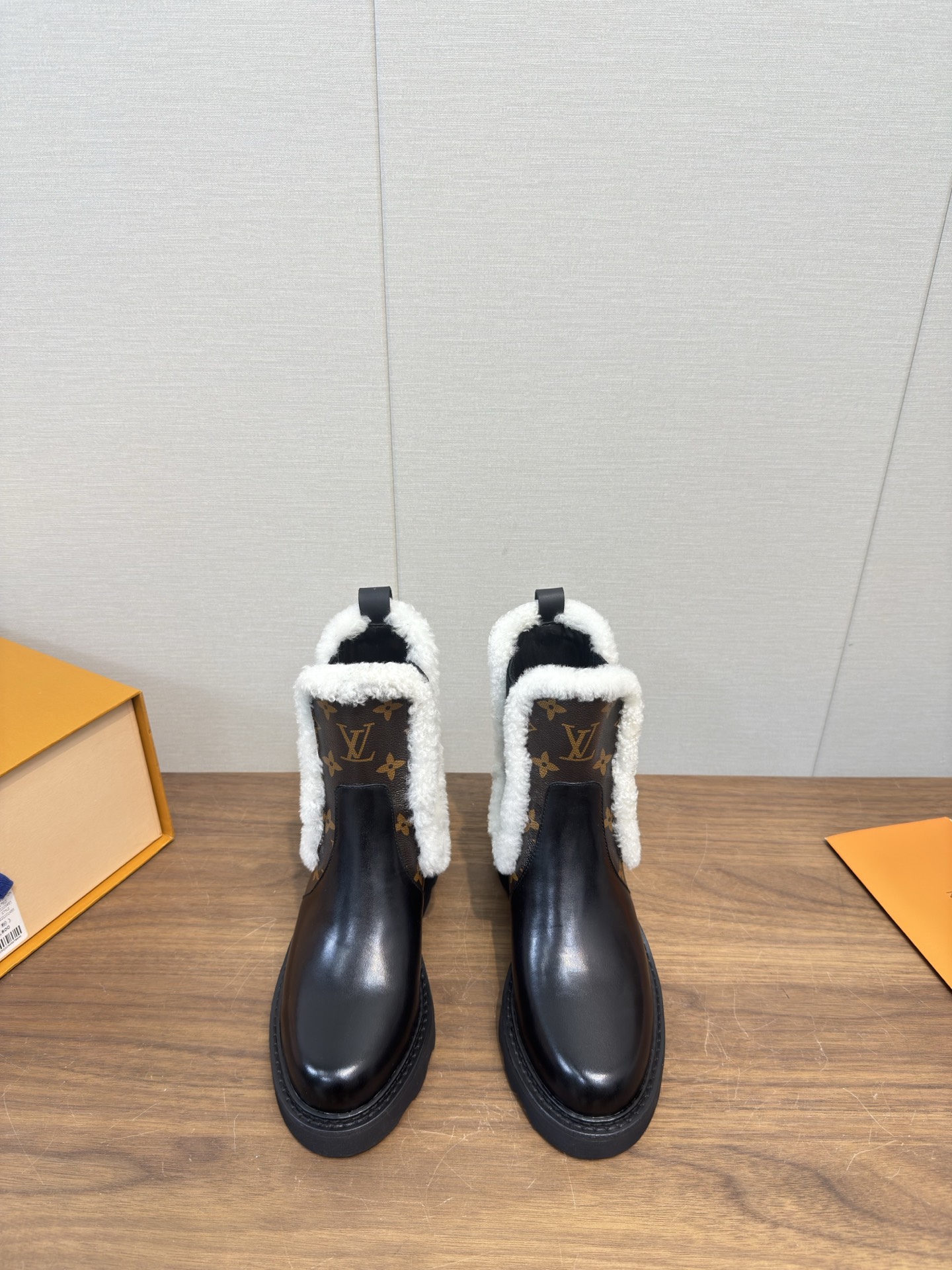 NO:630525,Lv donkey brand 25 new autumn and winter Martin boots, wool boots series_ The same style as the Internet celebrity, hotly recommended by Xiaohongshu. Warm autumn and winter short boots. Original details, super authentic version, super good-looking, super stylish on the feet, with its own temperament, upper cowhide complex splicing process, fashionable and sports style, excellent comfort... Fabric: Customized cowhide wool Lining: cowhide lining Foot: cowhide fur sole Outsole: Original open-molded anti-slip rubber sole  Bottom thickness: about 4cm Size: 35-39 (40.41 customization is not returnable) Original packaging, handbag!  ,boots,louis vuitton,louis vuitton,boots,cowhide19860909Lv驴牌25 秋冬季新款马丁靴 羊毛靴系列_ 顶级 网红明星同款,小红书热推.保暖秋冬短靴 原版细节,超正版型,超级好看,上脚超大气,自带气质,鞋面牛皮复杂工艺拼接,时尚运动风,舒适度特别棒…… 面料:定制牛皮羊毛 内里:牛皮里 垫脚:牛皮毛垫脚 大底:原版开模防滑橡胶底 底厚:约4cm 码数:35-39（40.41定制不退换） 原版包装,手提袋！,靴子,louis vuitton,louis vuitton,boots,cowhide,Women's Shoes