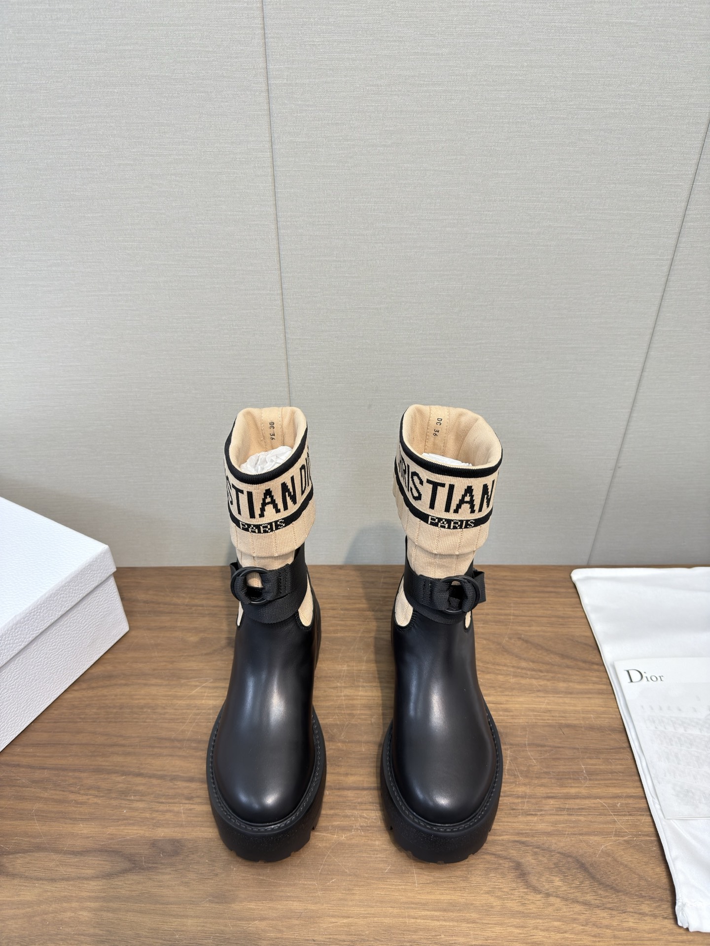 NO:630518,Top Dior color matching 25fw new autumn and winter boots low-cut Dior Dior CD autumn and winter latest high-definition poster style electric embroidery color-blocking letter logo round toe mid-calf women's boots low-heeled one-slip knight military boots original development top high-end version  Material: imported calfskin upper spliced with the latest imported technology electric embroidery fabric (not ordinary fly-woven fabrics on the market) + water-dyed cowhide lining (not sheepskin lining on the market) + original molded TPU outsole + original molded letter buckle + the latest original box packaging at the counter Heel height: about 5.5cm19860909顶级Dior拼色 25fw秋冬新款靴子 低筒 Dior 迪奥 CD 秋冬最新高定海报款电绣拼色字母logo圆头中筒女靴 低跟一脚蹬骑士军靴 原版开发顶级高端版本 材质鞋面进口小牛皮拼接最新进口科技电绣面料(非市面普通飞织面料)+水染牛皮内里垫脚（非市面羊皮内里）+原版开模TPU大底+原版开模字母扣+专柜最新原盒包装 跟高: 约5.5cm Size35-39标准码（40.41定制不退换）,靴子,dior,dior,boots,cowhide,sheepskin,Women's Shoes