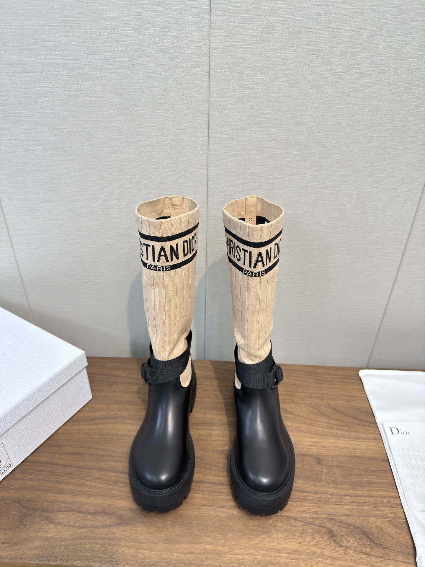 NO:630520,Top Dior color matching 25fw autumn and winter new boots high-top Dior Dior CD autumn and winter latest high-definition poster style electric embroidery color-blocking letter logo round toe mid-calf women's boots low-heeled one-step knight military boots original development top high-end version  Material: imported calfskin upper spliced with the latest imported technology electric embroidery fabric (not ordinary fly-woven fabrics on the market) + water-dyed cowhide lining (not sheepskin lining on the market) + original molded TPU outsole + original molded letter buckle + the latest original box packaging at the counter Heel height: about 5.5cm19860909顶级Dior拼色 25fw秋冬新款靴子 高筒 Dior 迪奥 CD 秋冬最新高定海报款电绣拼色字母logo圆头中筒女靴 低跟一脚蹬骑士军靴 原版开发顶级高端版本 材质鞋面进口小牛皮拼接最新进口科技电绣面料(非市面普通飞织面料)+水染牛皮内里垫脚（非市面羊皮内里）+原版开模TPU大底+原版开模字母扣+专柜最新原盒包装 跟高: 约5.5cm Size35-39标准码（40.41定制不退换）,靴子,dior,dior,boots,cowhide,sheepskin,Women's Shoes