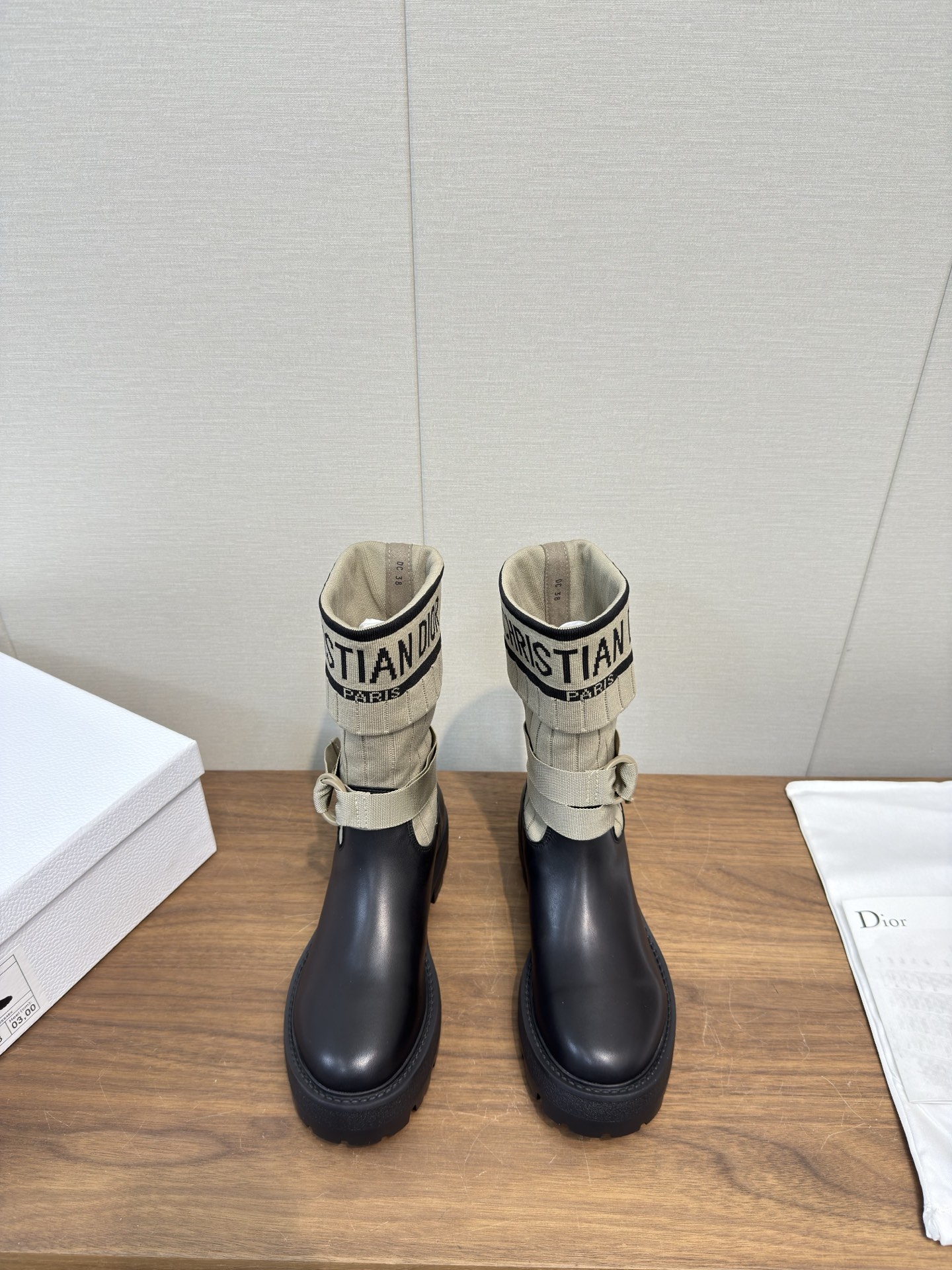 NO:630522,Top Dior color matching 25fw new autumn and winter boots low-cut Dior Dior CD autumn and winter latest high-definition poster style electric embroidery color-blocking letter logo round toe mid-calf women's boots low-heeled one-slip knight military boots original development top high-end version  Material: imported calfskin upper spliced with the latest imported technology electric embroidery fabric (not ordinary fly-woven fabrics on the market) + water-dyed cowhide lining (not sheepskin lining on the market) + original molded TPU outsole + original molded letter buckle + the latest original box packaging at the counter Heel height: about 5.5cm19860909顶级Dior拼色 25fw秋冬新款靴子 低筒 Dior 迪奥 CD 秋冬最新高定海报款电绣拼色字母logo圆头中筒女靴 低跟一脚蹬骑士军靴 原版开发顶级高端版本 材质鞋面进口小牛皮拼接最新进口科技电绣面料(非市面普通飞织面料)+水染牛皮内里垫脚（非市面羊皮内里）+原版开模TPU大底+原版开模字母扣+专柜最新原盒包装 跟高: 约5.5cm Size35-39标准码（40.41定制不退换）,靴子,dior,dior,boots,cowhide,sheepskin,Women's Shoes