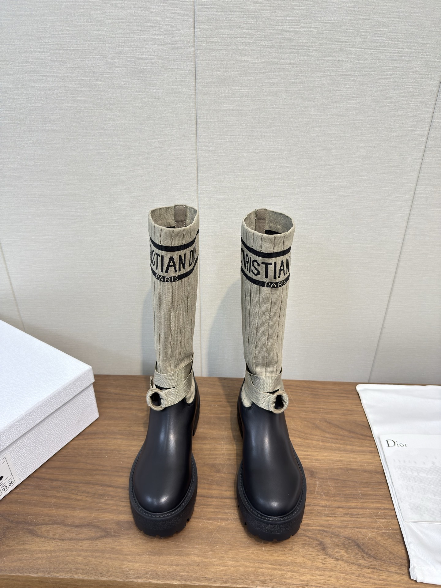 NO:630524,Top Dior color matching 25fw autumn and winter new boots high-top Dior Dior CD autumn and winter latest high-definition poster style electric embroidery color-blocking letter logo round toe mid-calf women's boots low-heeled one-step knight military boots original development top high-end version  Material: imported calfskin upper spliced with the latest imported technology electric embroidery fabric (not ordinary fly-woven fabrics on the market) + water-dyed cowhide lining (not sheepskin lining on the market) + original molded TPU outsole + original molded letter buckle + the latest original box packaging at the counter Heel height: about 5.5cm19860909顶级Dior拼色 25fw秋冬新款靴子 高筒 Dior 迪奥 CD 秋冬最新高定海报款电绣拼色字母logo圆头中筒女靴 低跟一脚蹬骑士军靴 原版开发顶级高端版本 材质鞋面进口小牛皮拼接最新进口科技电绣面料(非市面普通飞织面料)+水染牛皮内里垫脚（非市面羊皮内里）+原版开模TPU大底+原版开模字母扣+专柜最新原盒包装 跟高: 约5.5cm Size35-39标准码（40.41定制不退换）,靴子,dior,dior,boots,cowhide,sheepskin,Women's Shoes