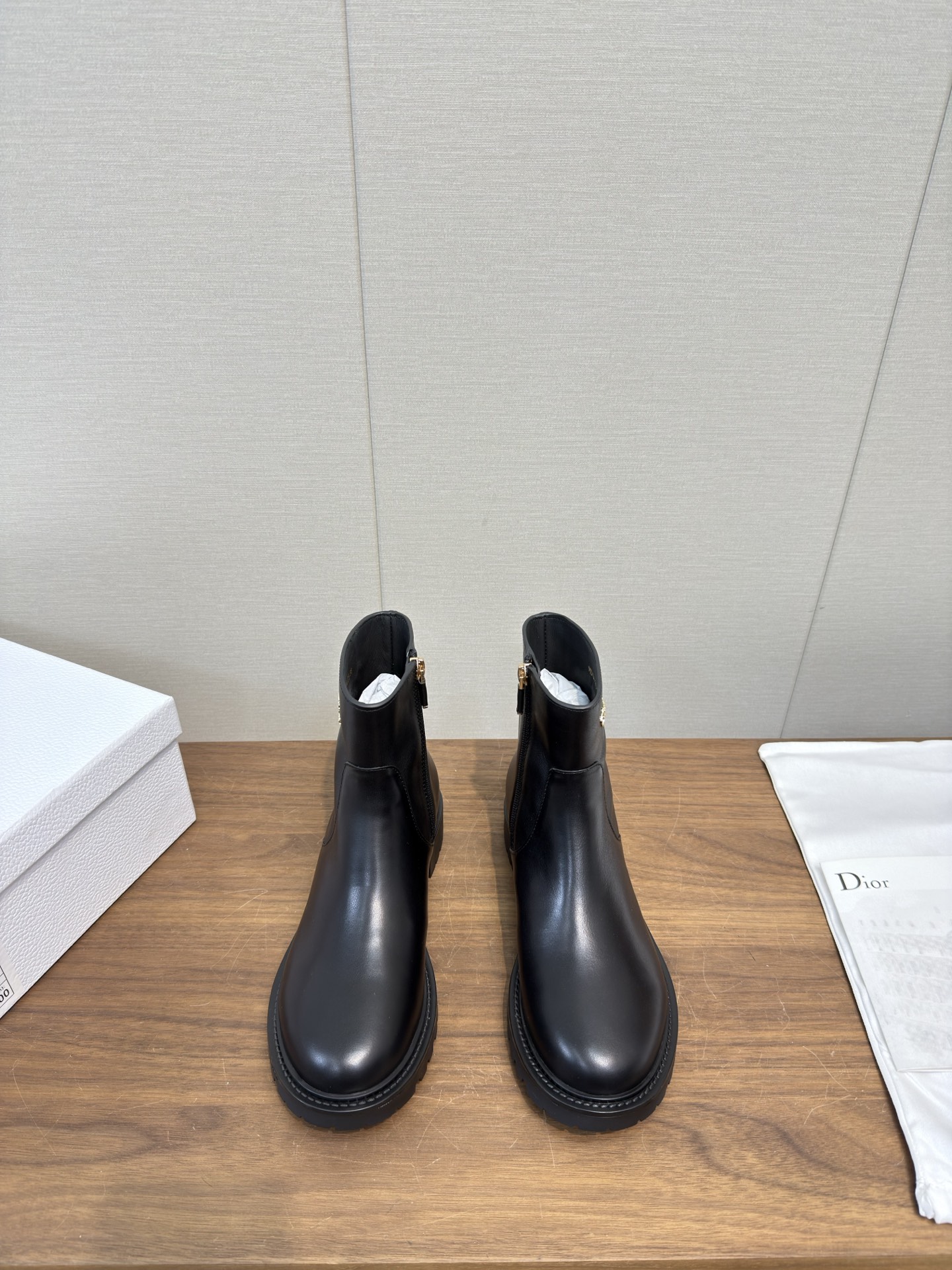 NO:630516,Top Dior 25 early spring autumn and winter new Chelsea short boots Dior CD 25 autumn and winter latest high-definition poster model electric embroidered color block letter logo round toe mid-calf women's boots Star same style low heel one-slip knight military boots original development top high-end version material upper imported calfskin splicing + water-dyed cowhide lining feet (non-market sheepskin lining) + original molded ip lightweight outsole + original molded letter buckle + latest original box packaging at the counter  Heel height: 4CM Size35-39 standard code (40.41 customization is not returnable), boots, dior, dior, boots, cowhide, sheepskin19860909顶级Dior 25 早春秋冬新款切尔西 短靴子 Dior 迪奥 CD 25秋冬最新高定海报款电绣拼色字母logo圆头中筒女靴 明星同款低跟一脚蹬骑士军靴 原版开发 顶级高端版本 材质鞋面进口小牛皮拼接+水染牛皮内里垫脚（非市面羊皮内里）+原版开模ip轻盈大底+原版开模字母扣+专柜最新原盒包装 跟高: 4CM Size35-39标准码（40.41定制不退换）,靴子,dior,dior,boots,cowhide,sheepskin,Women's Shoes