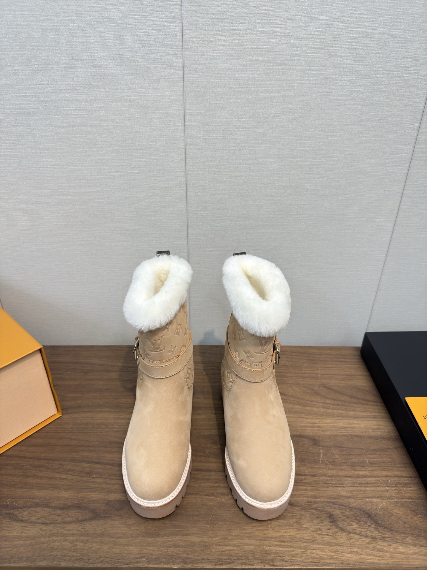 NO:630481,Lv Donkey Brand 25 New Autumn and Winter Warm Snow Boots Series_ Top version, wool style, the same style as the Internet celebrity, hotly recommended by Xiaohongshu. Warm autumn and winter short boots, original details, super authentic style, super good-looking, super atmospheric on the feet, with its own temperament, upper cowhide stitching with complex craftsmanship, fashionable and sporty style, great comfort... excellent for keeping warm!  Thick wool does not cold feet. Fabric: Imported cowhide custom-made tarpaulin wool. Lining: real wool lining. Foot pads: wool lining. Outsole: Original molded non-slip sole. Logo outsole. Sole thickness: about 5cm. Size: 35-39 (40.41 customization is non-refundable). Snow boots, louis vuitton, louis vuitton, boots, cowhide.19860909Lv 驴牌 25 秋冬季新款 保暖雪地靴 系列_ 顶级版本 羊毛款  网红明星同款,小红书热推.保暖秋冬短靴 原版细节,超正版型,超级好看,上脚超大气,自带气质,鞋面牛皮复杂工艺拼接,时尚运动风,舒适度特别棒…保暖一佳！浓厚羊毛不冷脚 面料:进口牛皮定制防水布羊毛 内里:真羊毛里 垫脚:羊毛里垫脚 大底:原版开模防滑底 logo 大底 底厚:约 5cm 码数:35-39（40.41定制不退换）,雪地靴,louis vuitton,louis vuitton,boots,cowhide,Women's Shoes