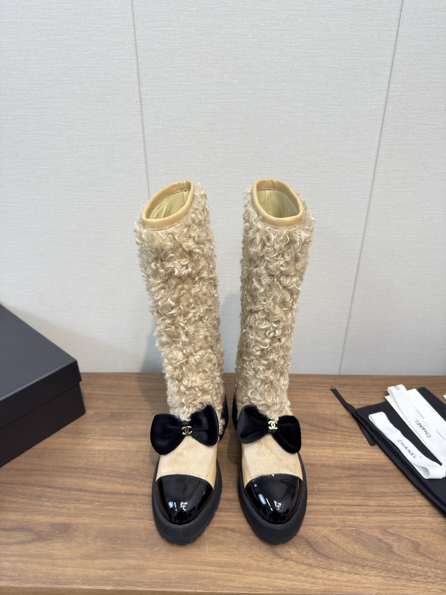 NO:630506,Chanel 25N Coco Negie Furry Autumn and Winter Boots Autumn and Winter Heavy Industry Popular Furry Boots High Version Xiaohongshu strongly recommends this model, it looks good no matter how you match it, it is a must-have for fashion. Ms. Chanel loves simple and irresistible combinations to show her unique dressing style. Free mix and match to shine in place and follow the fashionable steps of her tight and fragrant grandma!  !  !  Enlarge the exquisite details to see the original molded hardware buckle. The top version is made at the purchasing level. Imported curly upper, sheepskin lining, sheepskin feet, fashionable and general. Original molded combination outsole. Heel height 4.5CM. Size 35-39, 40.41. Customized, boots, chanel, chanel, boots, sheepskin.19860909Chanel 25N coco negie 毛茸茸秋冬靴 秋冬重工爆款毛毛靴 高版本 小红书力推款,怎么搭配都好看,时髦精必备,香奈儿女士钟爱简约又难以抗拒系搭配展现与众不同的穿搭风格、自由混搭闪耀到位跟紧香奶奶时尚步伐！！！精致细节放大看原版开模五金扣 顶级版本代购级别打造★鞋面进口卷毛 羊皮内里,羊皮垫脚,时髦大体 原版开模组合大底 跟高4.5CM 码数35-39,40.41 订制,靴子,chanel,chanel,boots,sheepskin,Women's Shoes